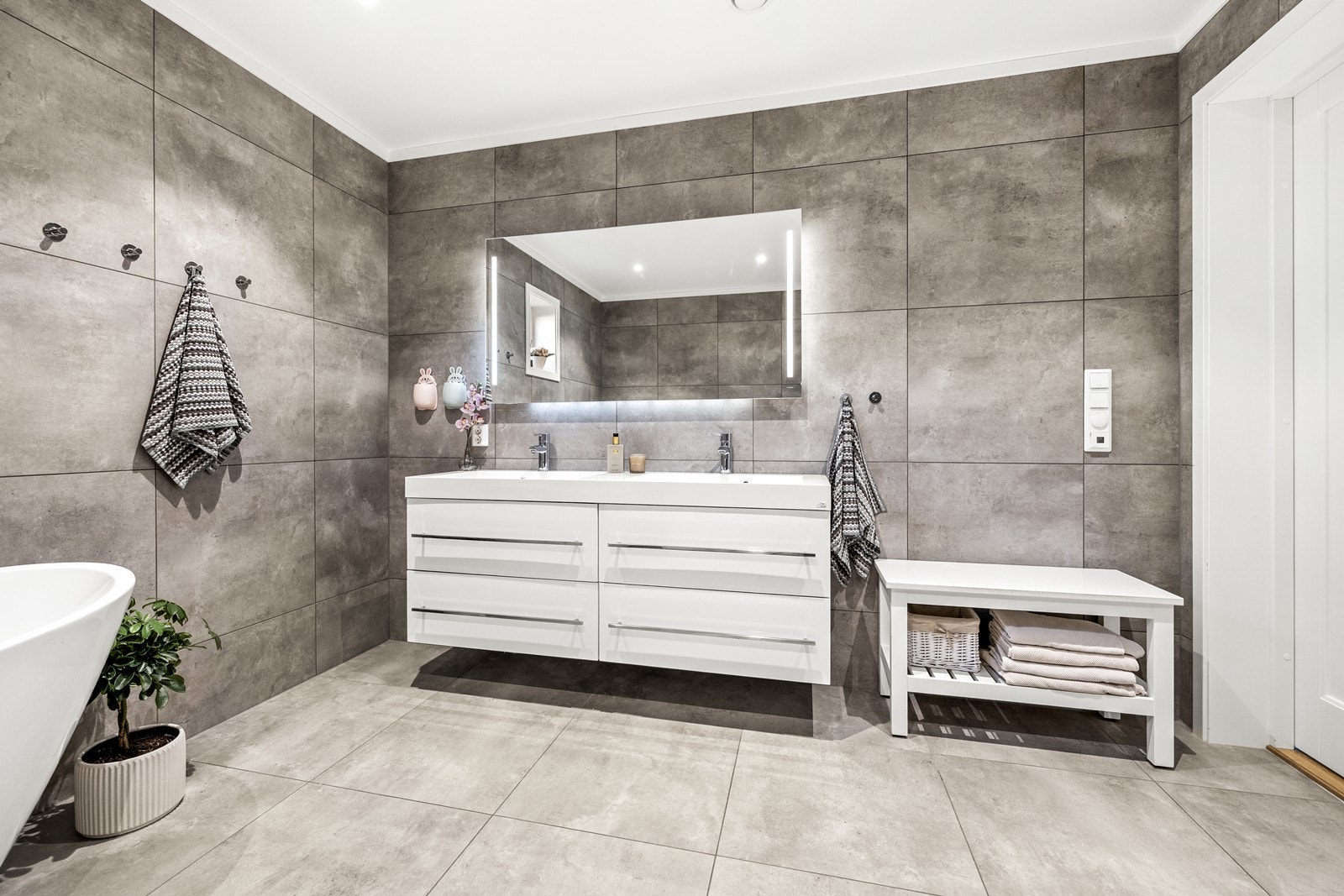 Badet har flislagte overflater, elektriske varmekabler og downlights. Galleribilde