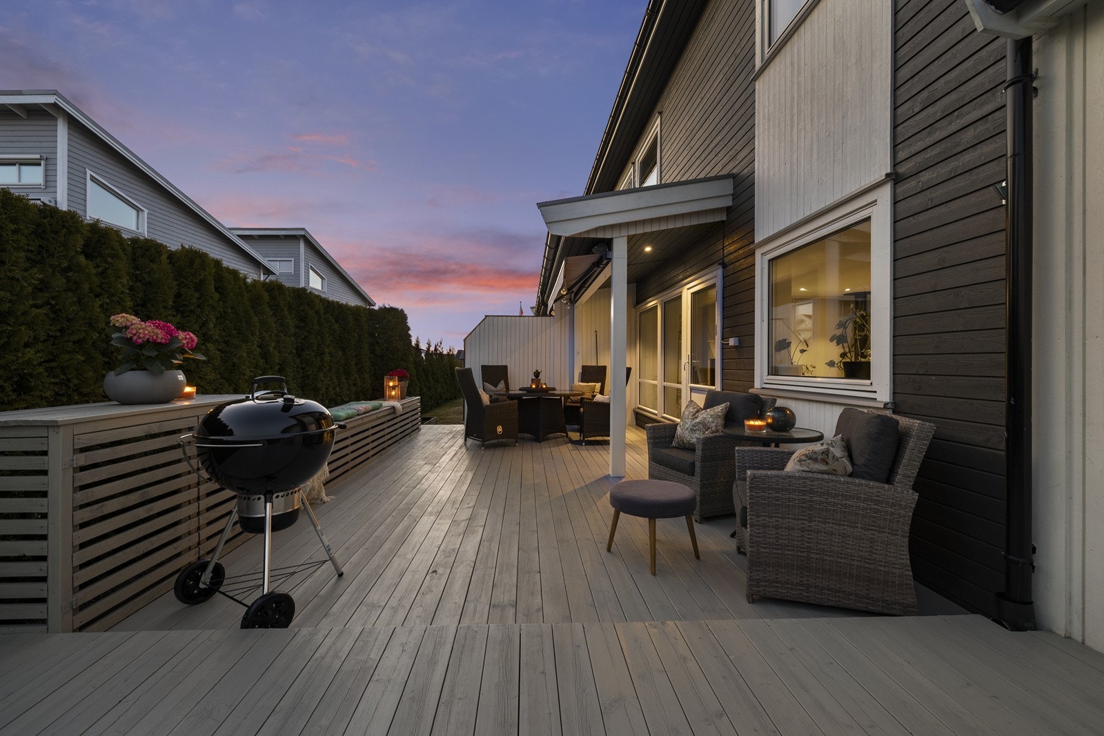 Boligen har en stor uteplass med god plass til både grilling og avslapning. Galleribilde