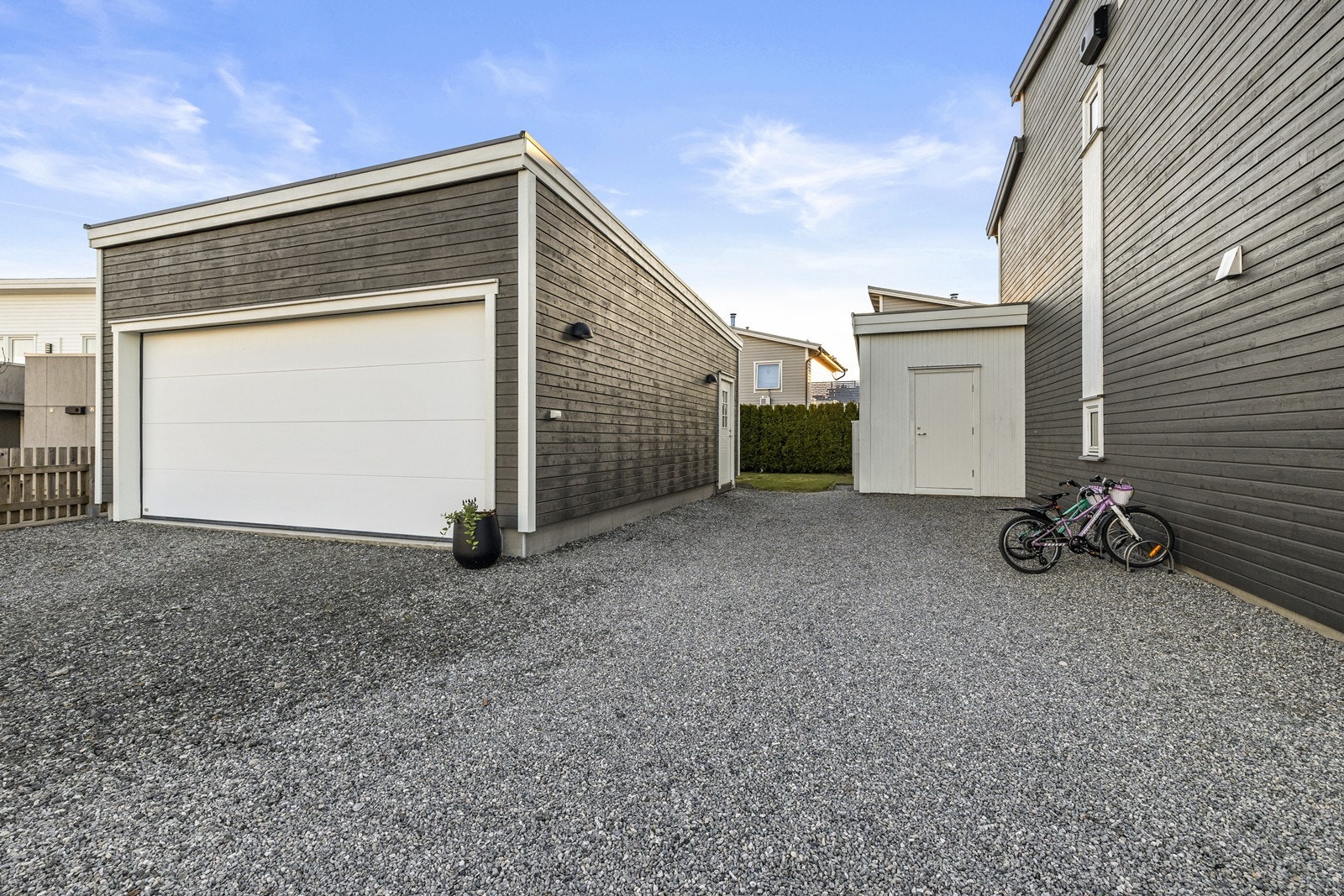 God plass til parkering og sykkeloppstilling på egen gårdsplass. Galleribilde