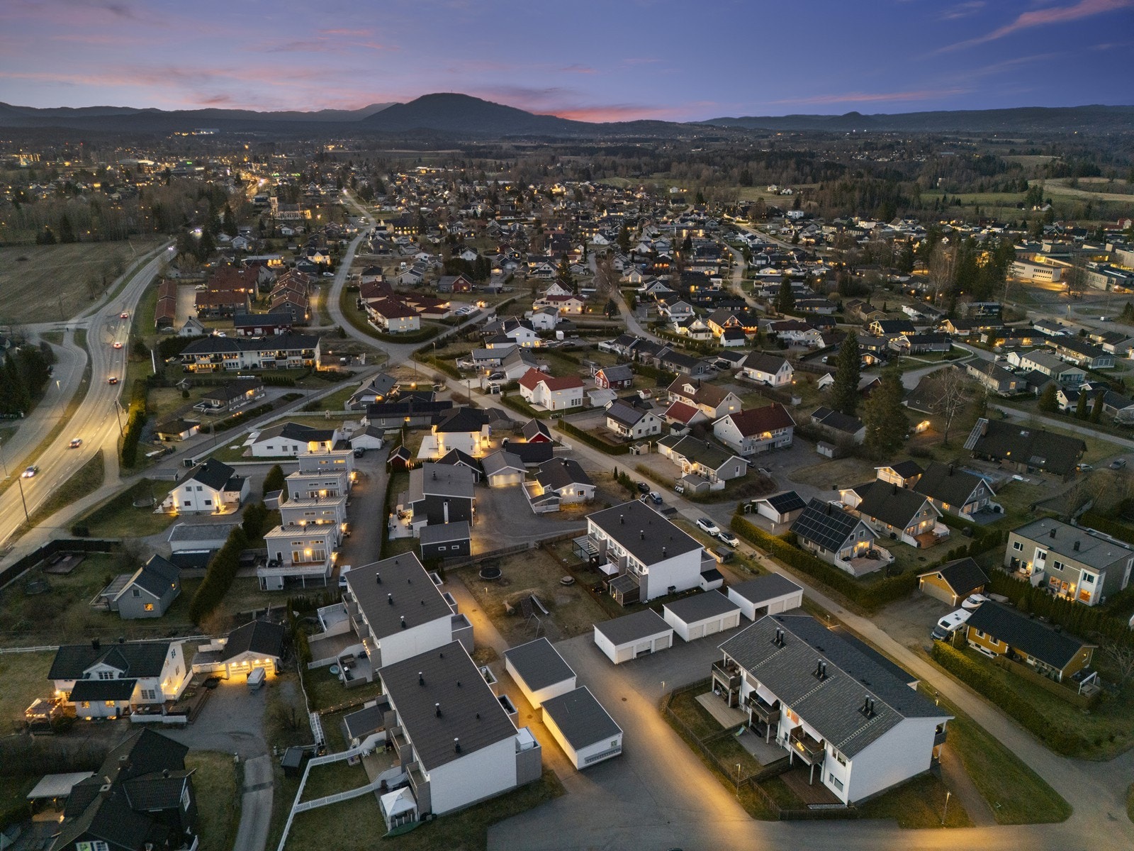 Boligen ligger i et etablert og barnevennlig boligområde på Råholt, med kort vei til skoler, barnehager og servicetilbud. Galleribilde