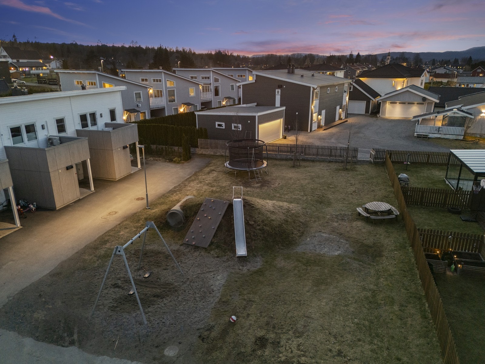 Nærområdet byr på flere lekeplasser og grøntområder, ideelt for barnefamilier. Galleribilde