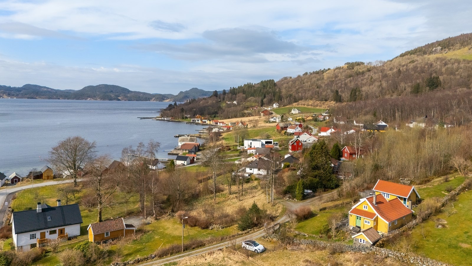 Beliggende i idylliske og landlige omgivelser i Vikebygd. Her har man kort avstand til flotte turområder i tillegg til kort gangavstand ned til eget naust. Galleribilde