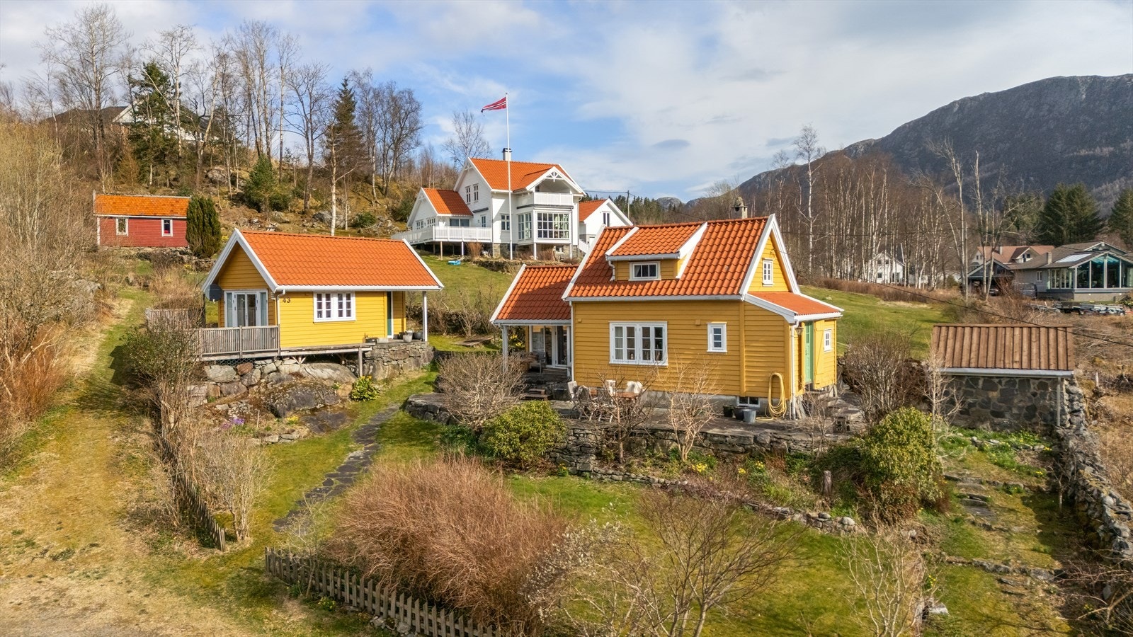 Velkommen til Naustvikvegen 43! Idyllisk beliggende fritidsbolig med anneks og naust Foto: Mari Staveland Galleribilde