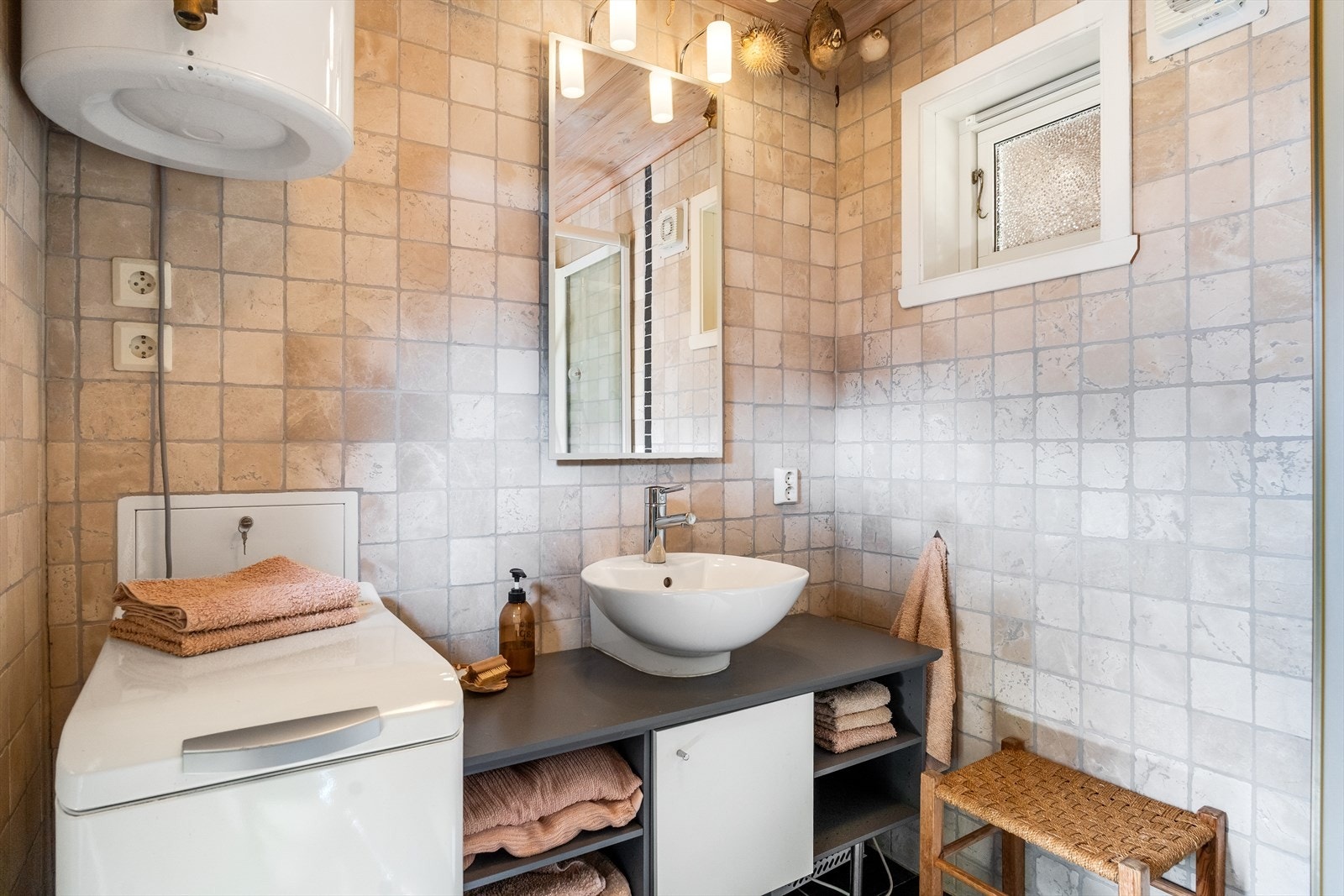Badet i annekset har baderomseksjon, dusjkabinett, wc og opplegg for vaskemaskin. Galleribilde