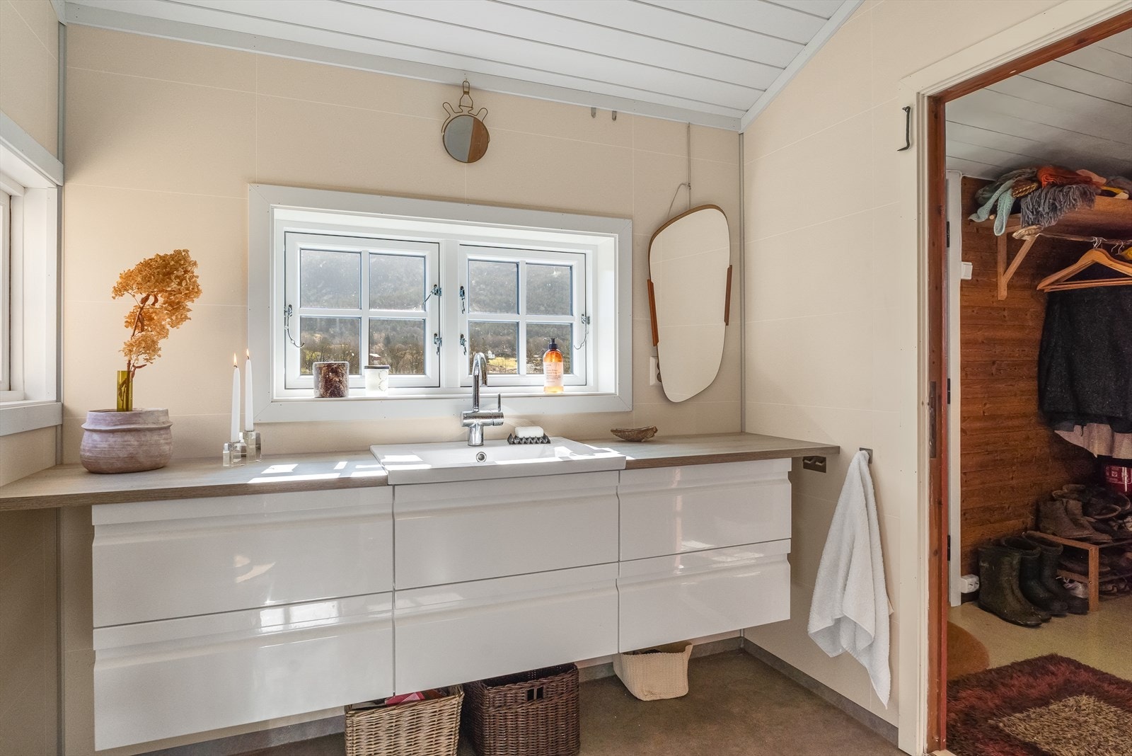 Det er 2 bad, et i hytten og et i annekset. Badet i hytten ble pusset opp i ca. 2015 og har dusj, stor hvit baderomseksjon og wc. Galleribilde