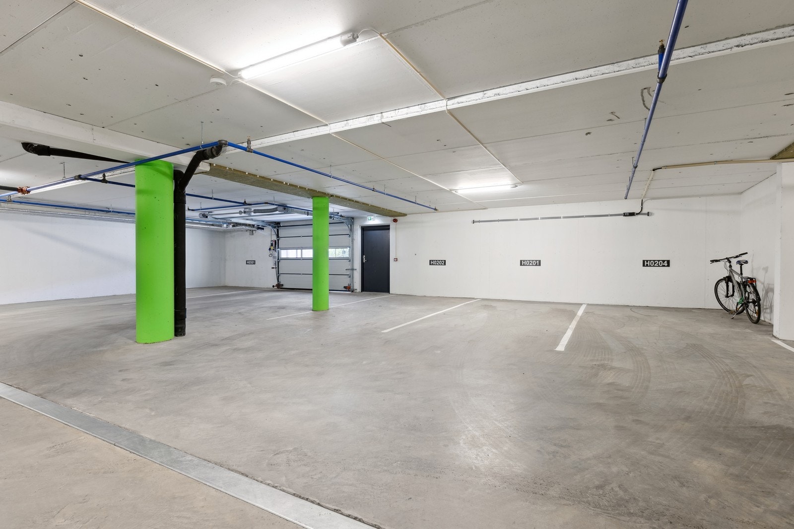 En stk parkeringsplass følger i lukket garasjeanslegg.
Ønsker du visning? Ta kontakt med megler via send meldingknappen på finn.no Galleribilde