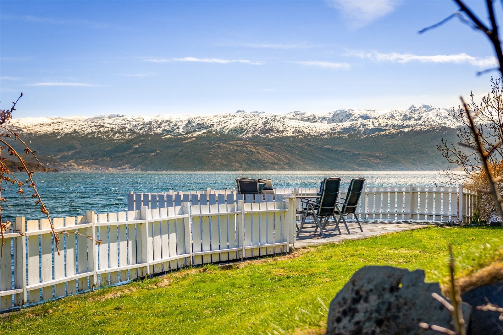 Nydelig plassering ved fjorden Galleribilde