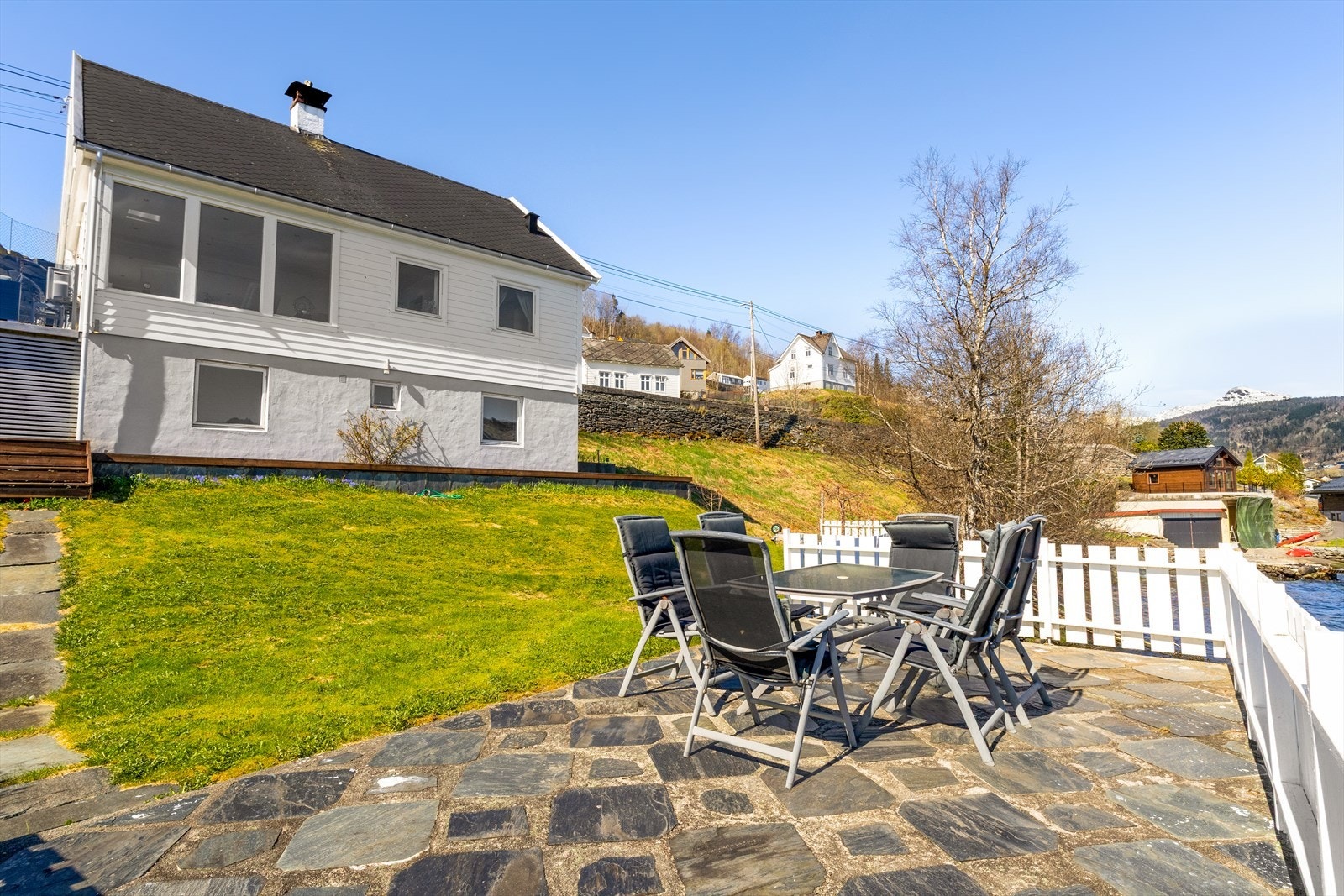 Uteplass på topp av naustet. Galleribilde