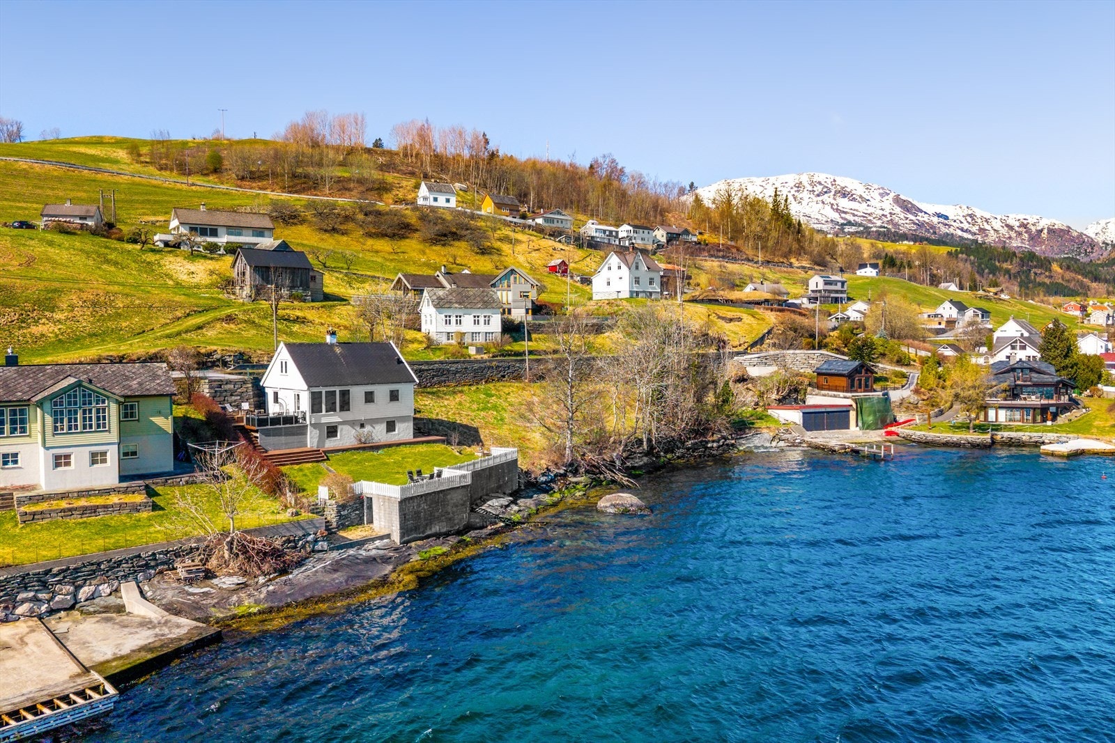 Idyllisk beliggenhet på Børvenes, nær Øystese sentrum Galleribilde