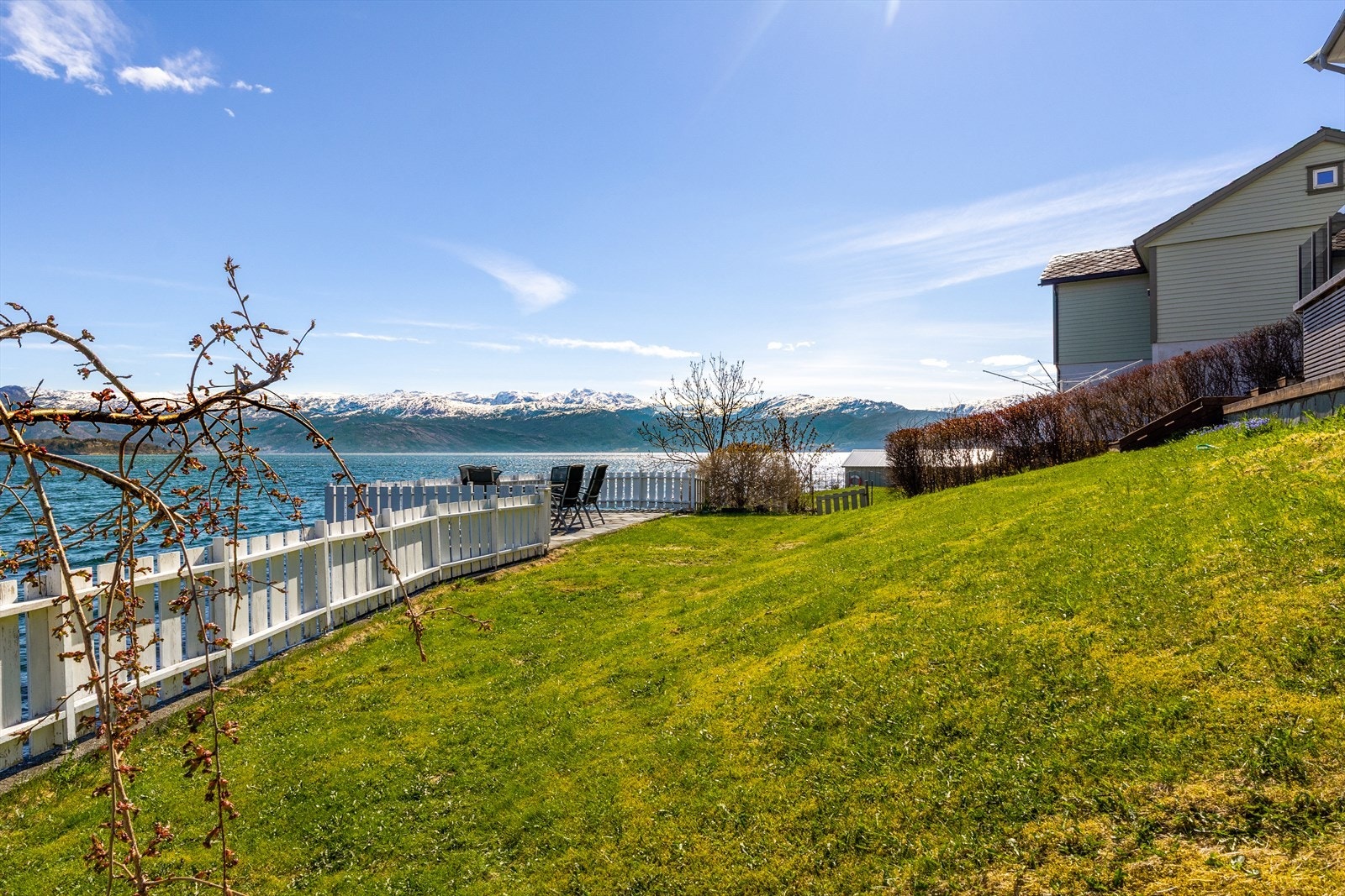 Utsikt til fjord og fonn Galleribilde