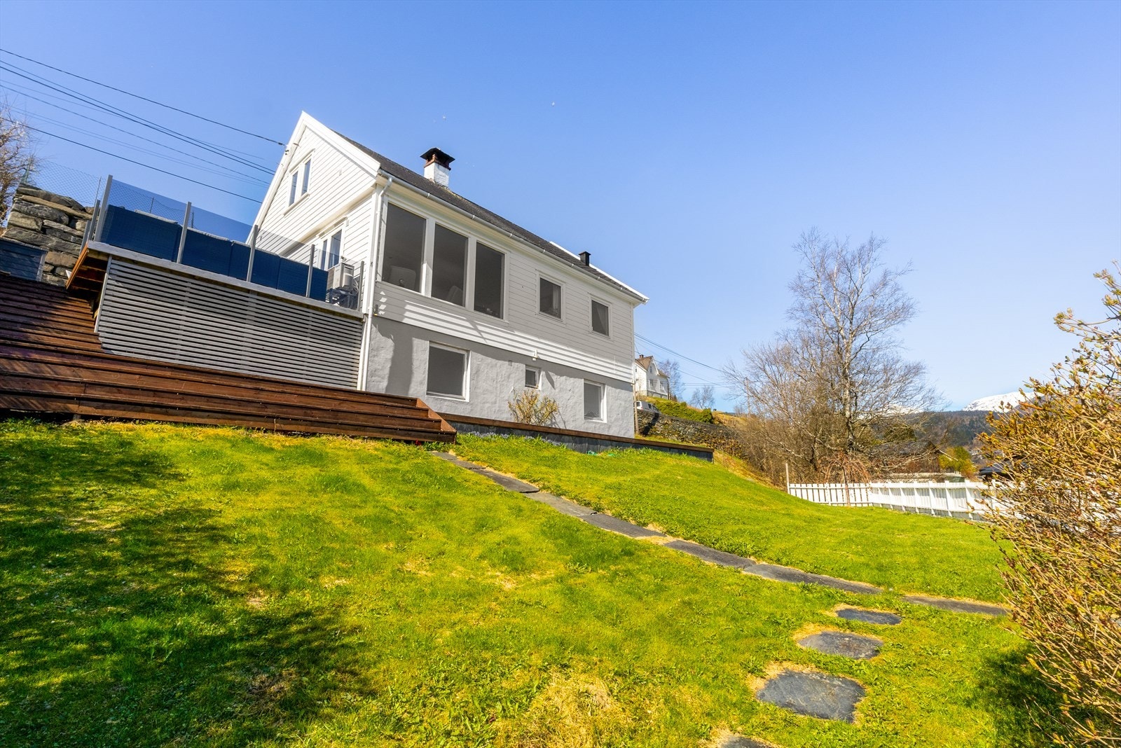 Fint grøntareal og terrasse Galleribilde