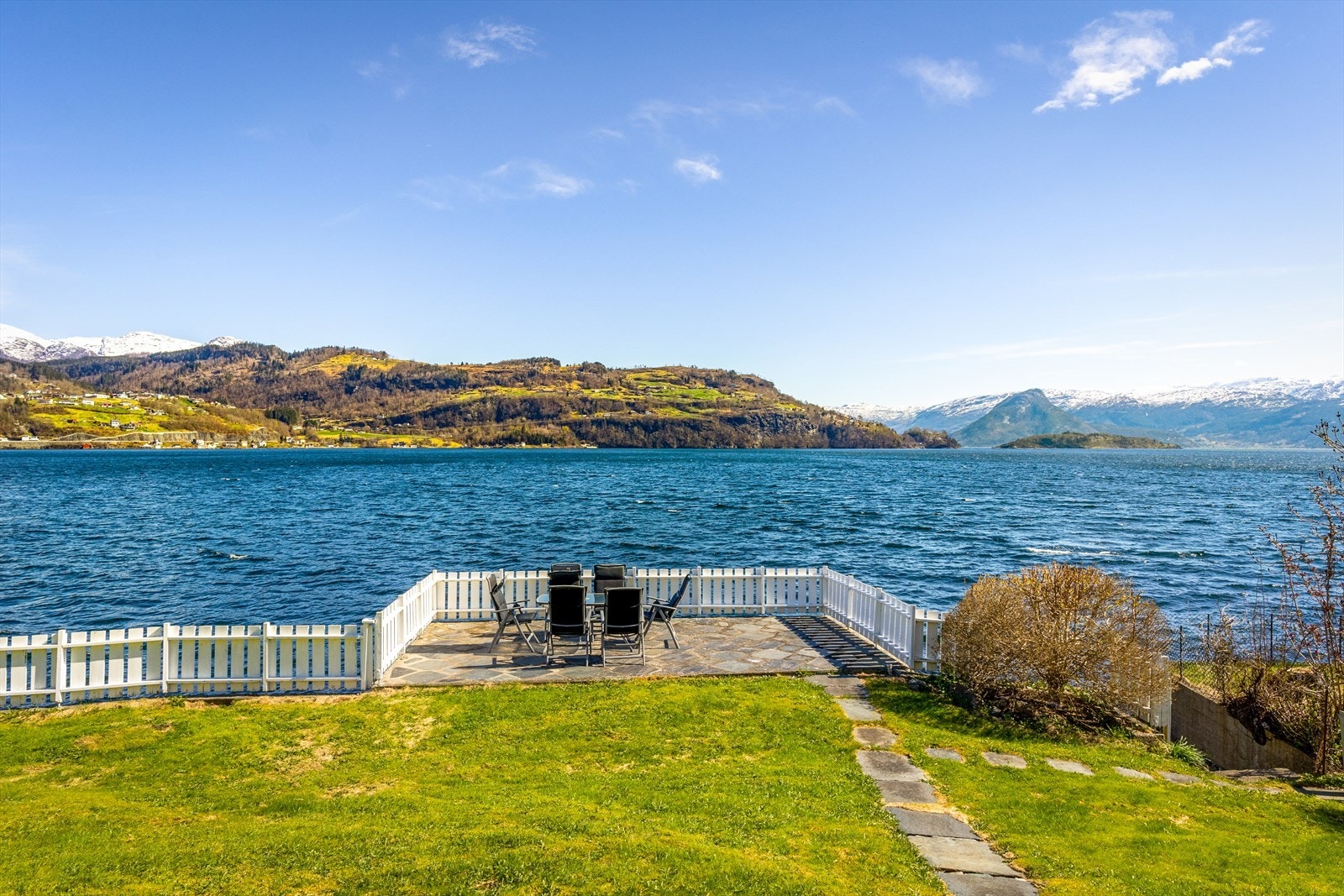 Idyllisk plassering ved fjorden Galleribilde