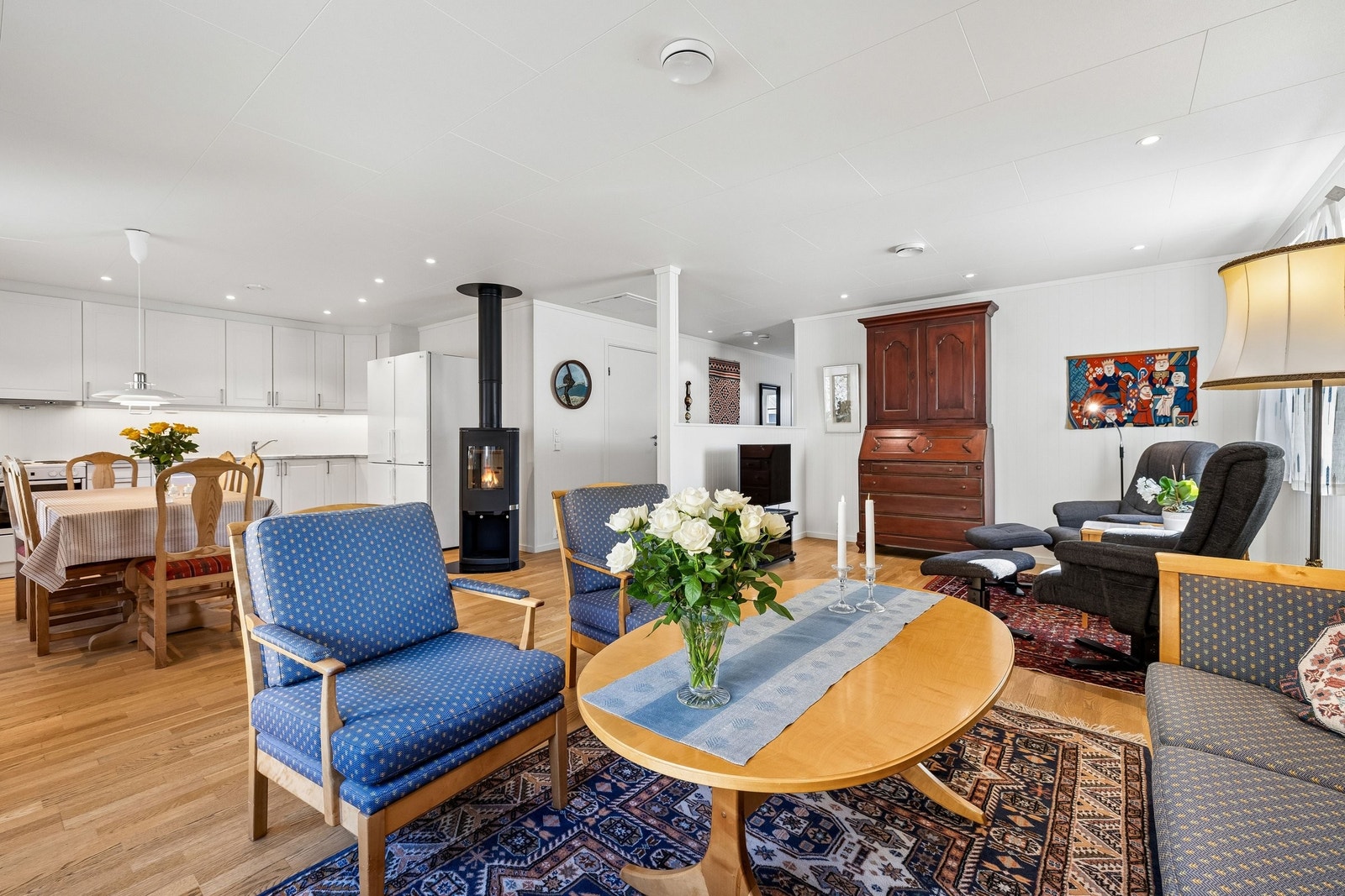 Stue med god plass til sofa, bord og stoler. Galleribilde