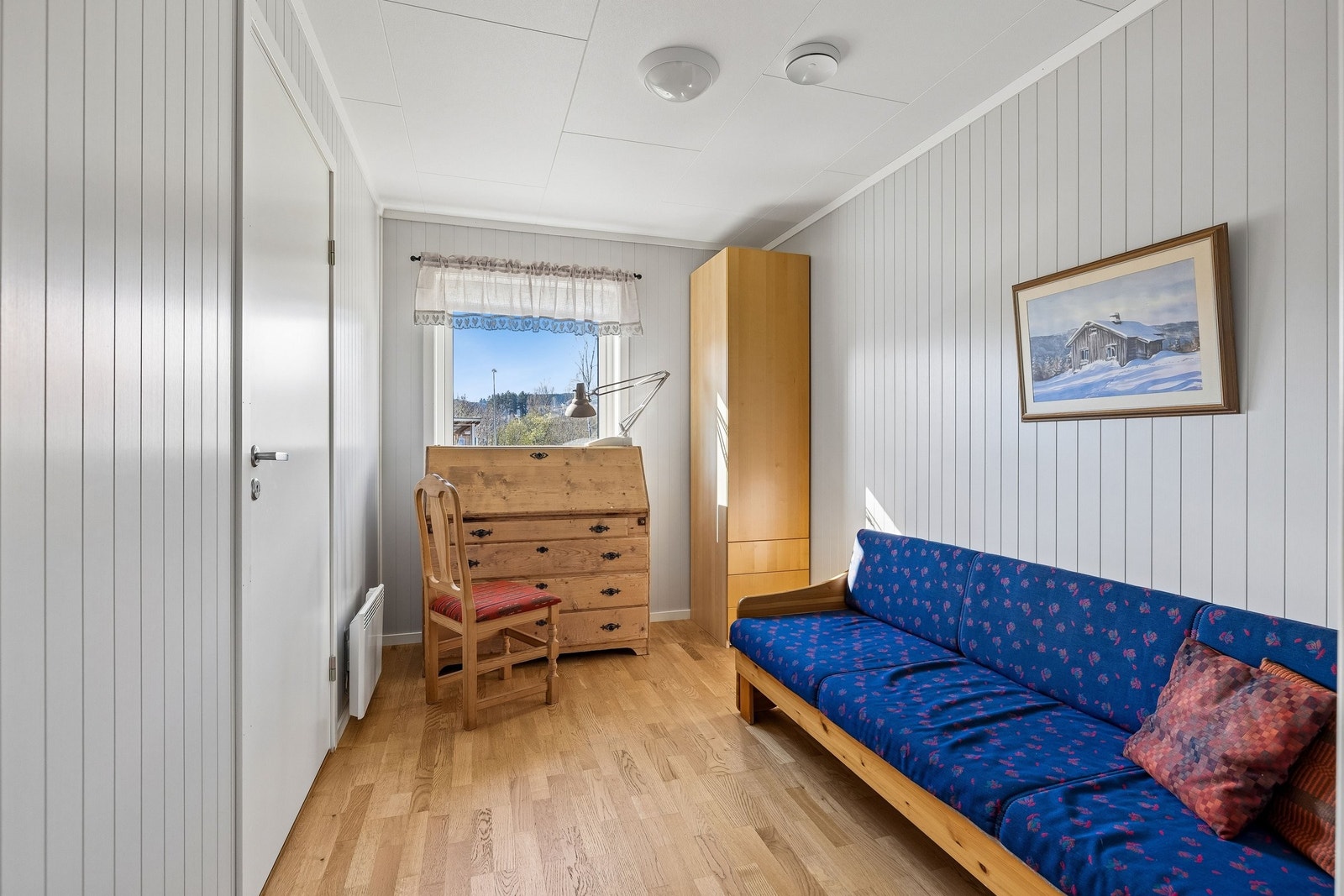 Soverom med enkelt skap og plass til dobbel sovesofa. Galleribilde