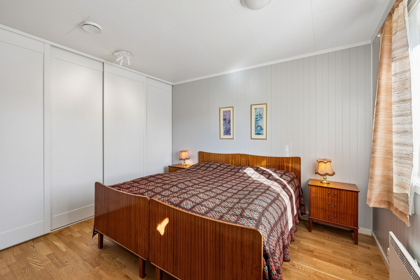 Hovedsoverom med plass til dobbeltseng. Godt taklys. Garderobeskap langs hele den ene veggen. Oppvarming med panelovn. Galleribilde