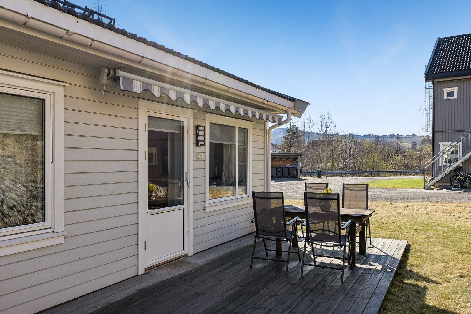 Terrasse utenfor stuen. Elektrisk markise. Galleribilde