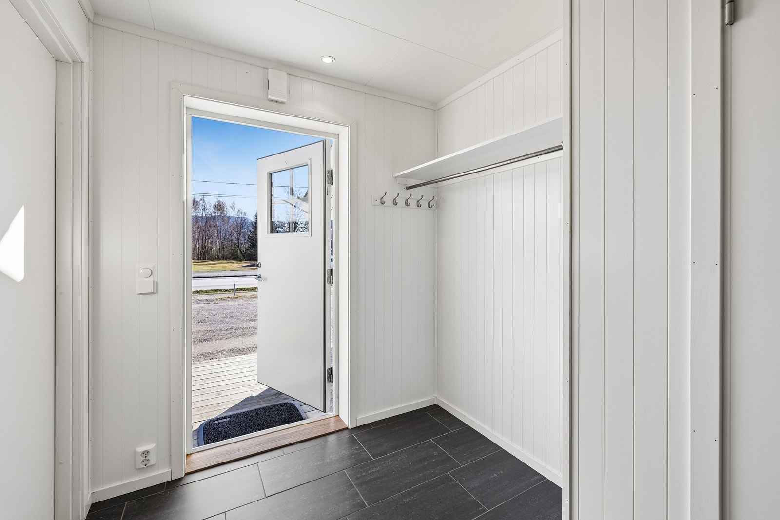 Inngangsparti har flislagt gulv med varmekabler og garderobe. Galleribilde