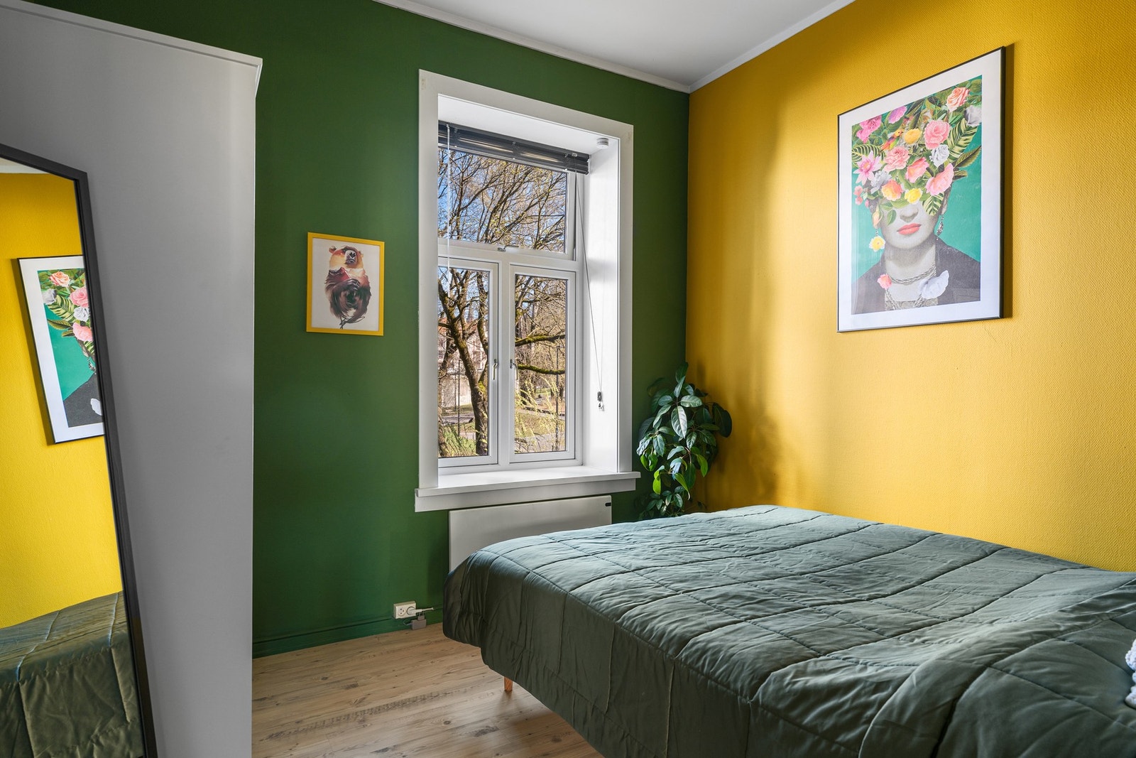 Romslig soverom med plass til seng og annet møblement. Galleribilde
