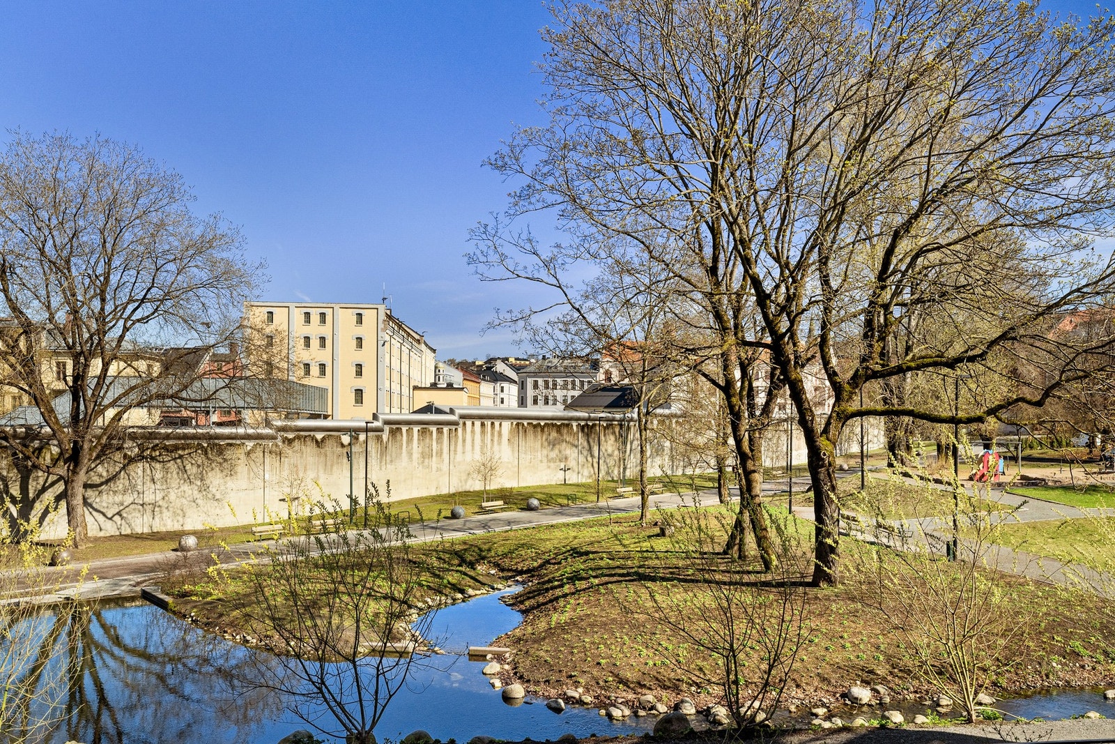 Soverommet vender mot bilfrie omgivelser til Klosterenga park. Galleribilde