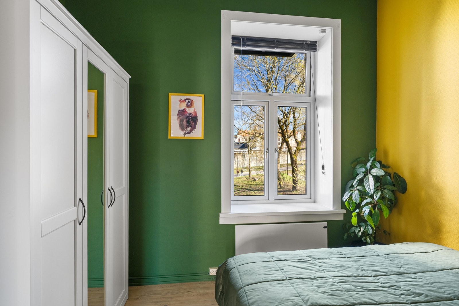 Godt med oppbevaringsplass i garderobeskap. Galleribilde