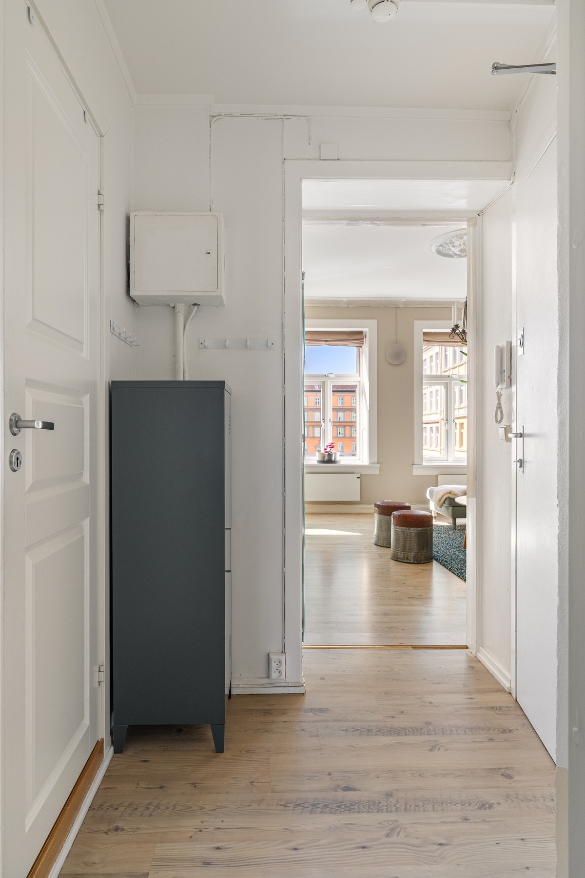 Lys og innbydende entré med plass til å henge fra seg yttertøy. Galleribilde