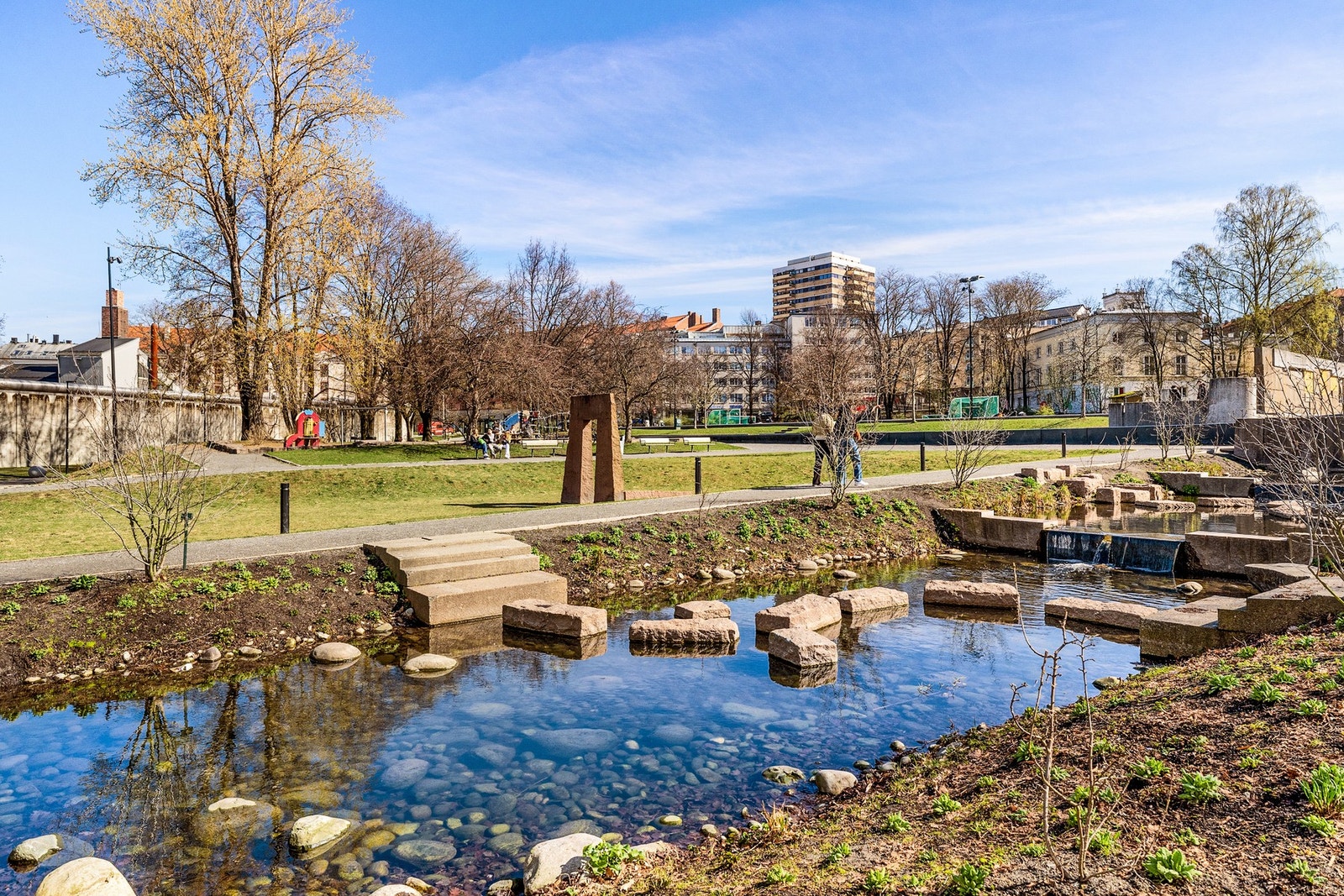 Koselige Klosterenga park er nærmeste nabo, et perfekt sted å nyte varme sommerdager! Galleribilde