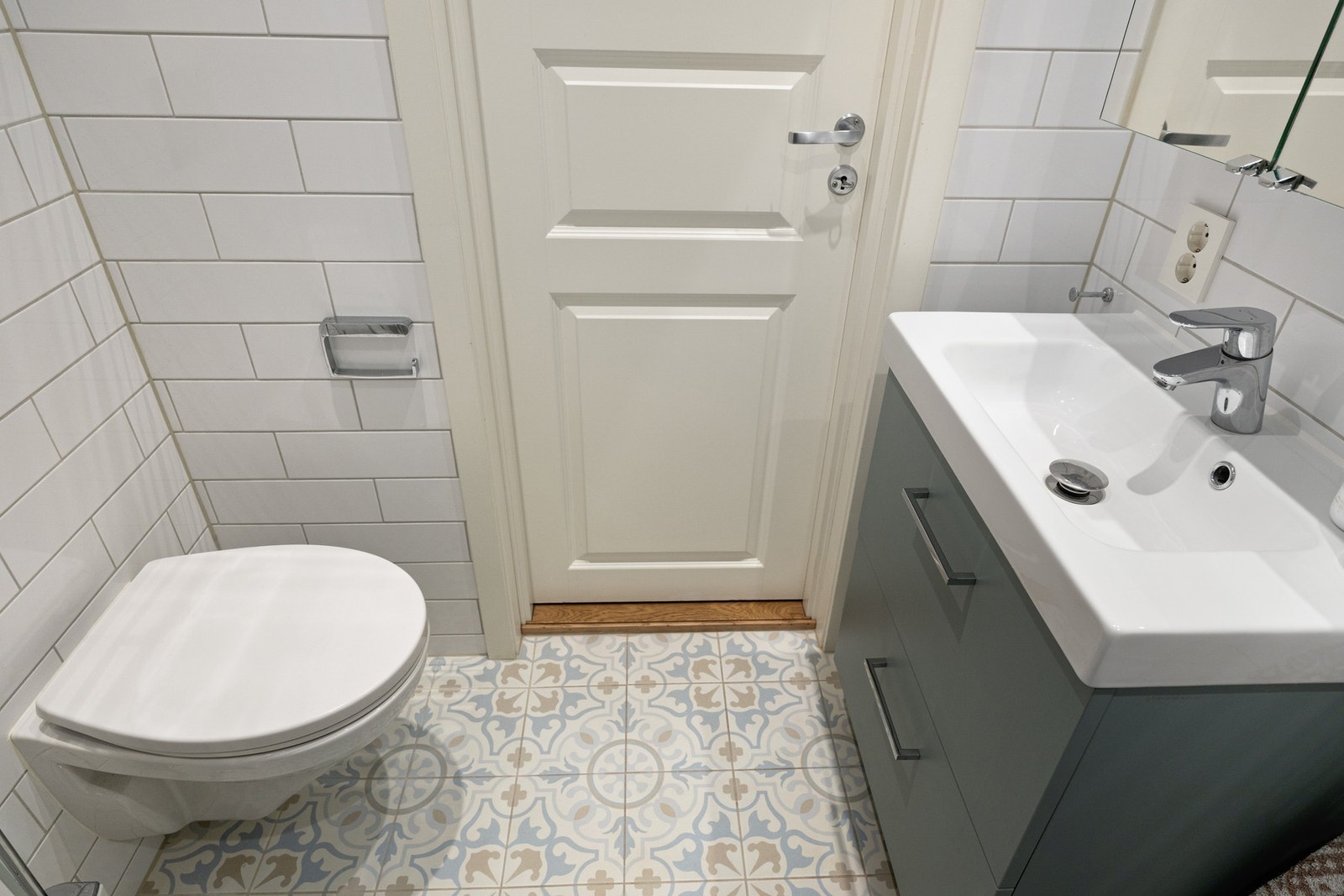 Badet har varmekabler i gulv og opplegg for vaskemaskin. Galleribilde