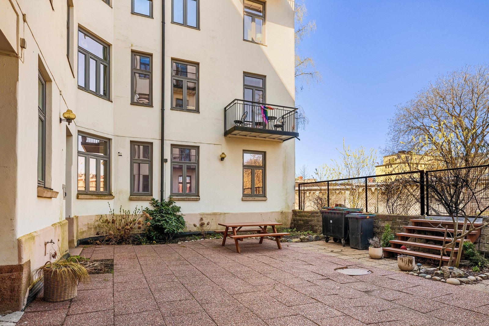 Hyggelig bakgård med beplantning og sittebenker. Galleribilde