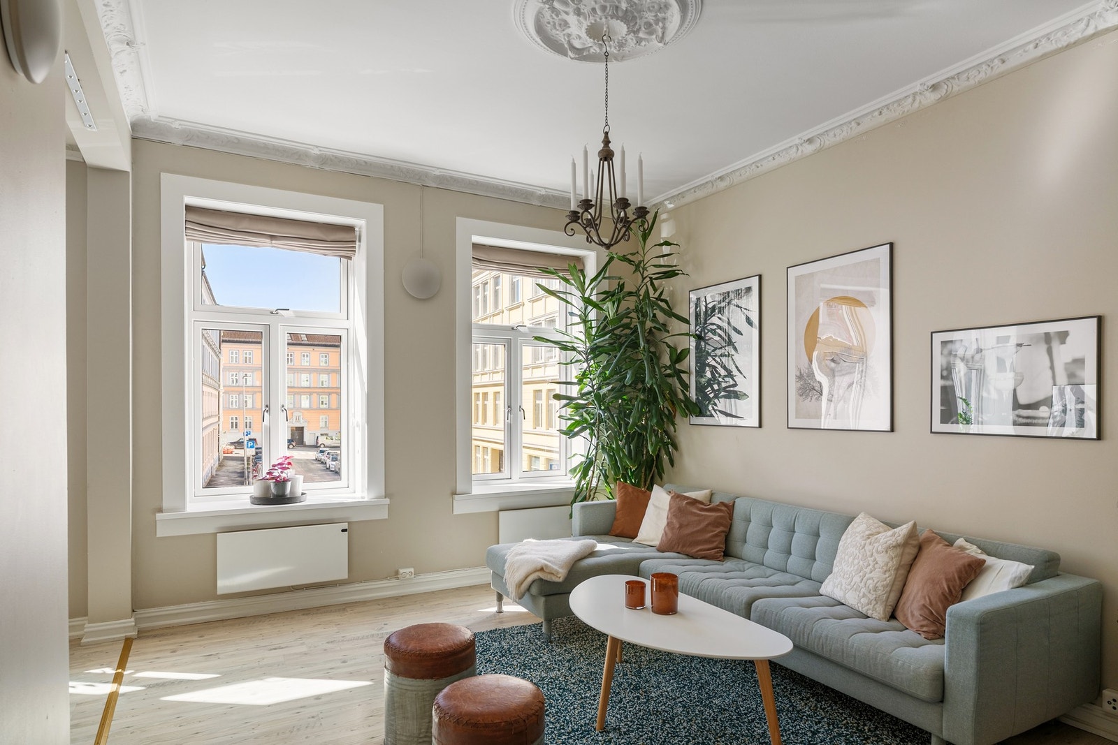 Generøs takhøyde og store vindusflater fra 2017 gir stuen et lyst og luftig uttrykk med god plass til både sofa og møblement. Galleribilde