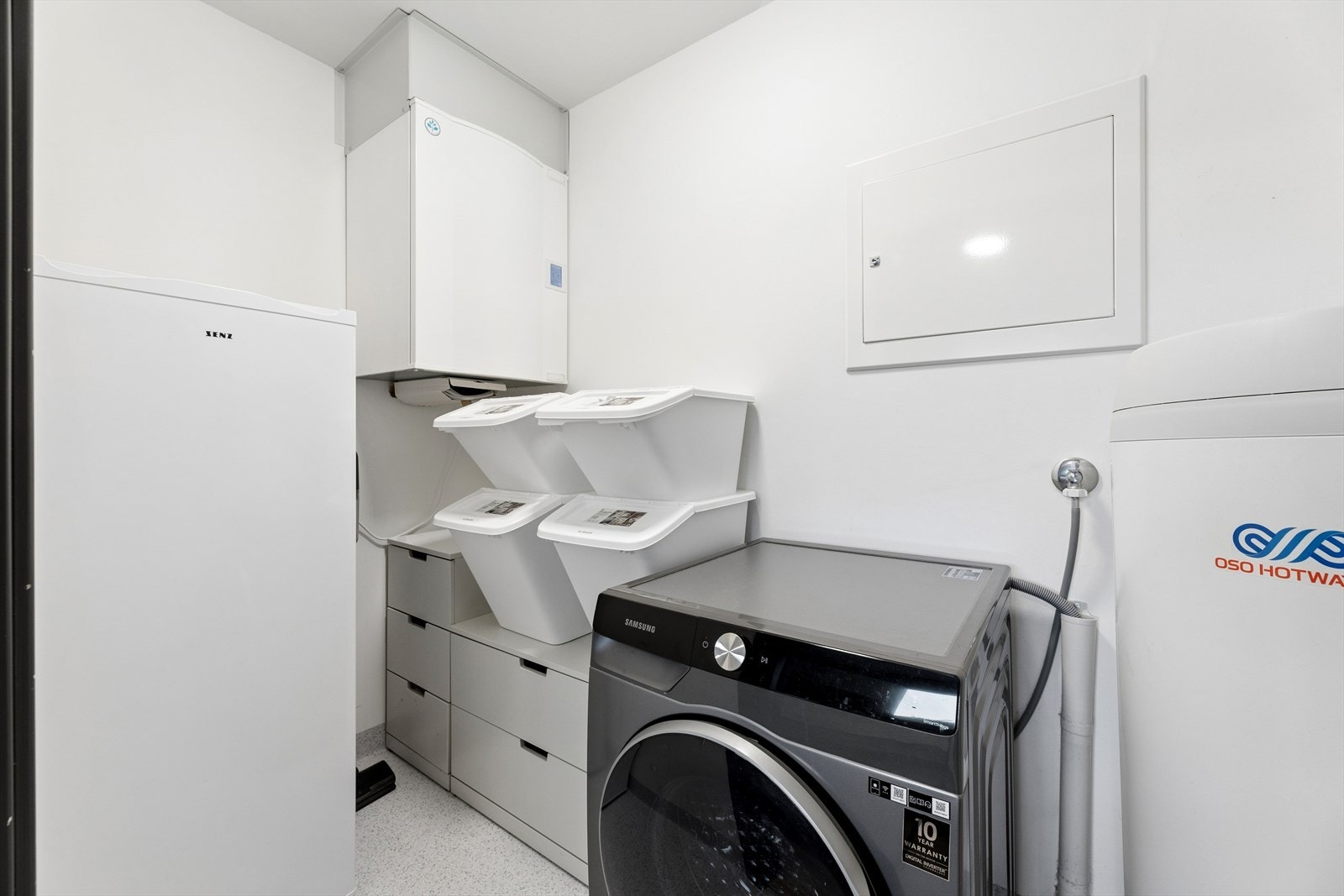 Praktisk teknisk rom med varmtvannsbereder på 200 liter, aggregat for balansert ventilasjon og opplegg for vaskemaskin. Galleribilde