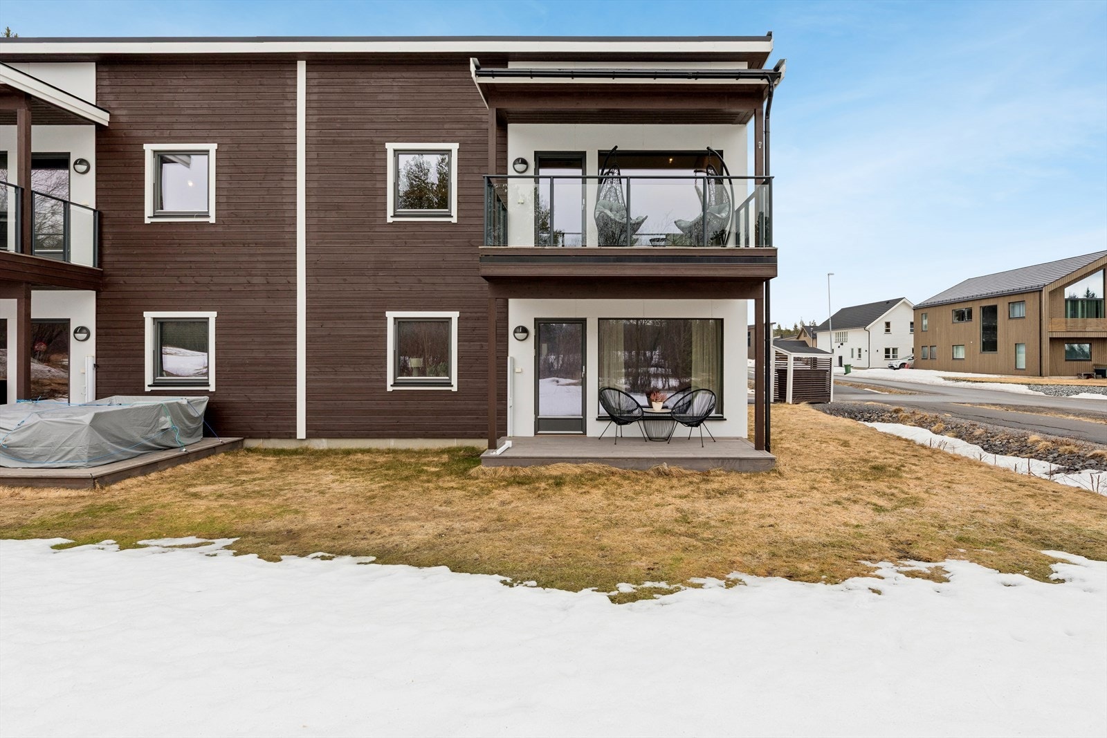 Leiligheten ligger i andre etasje i et bygg fra 2019, med egen terrasse og uteareal. Galleribilde