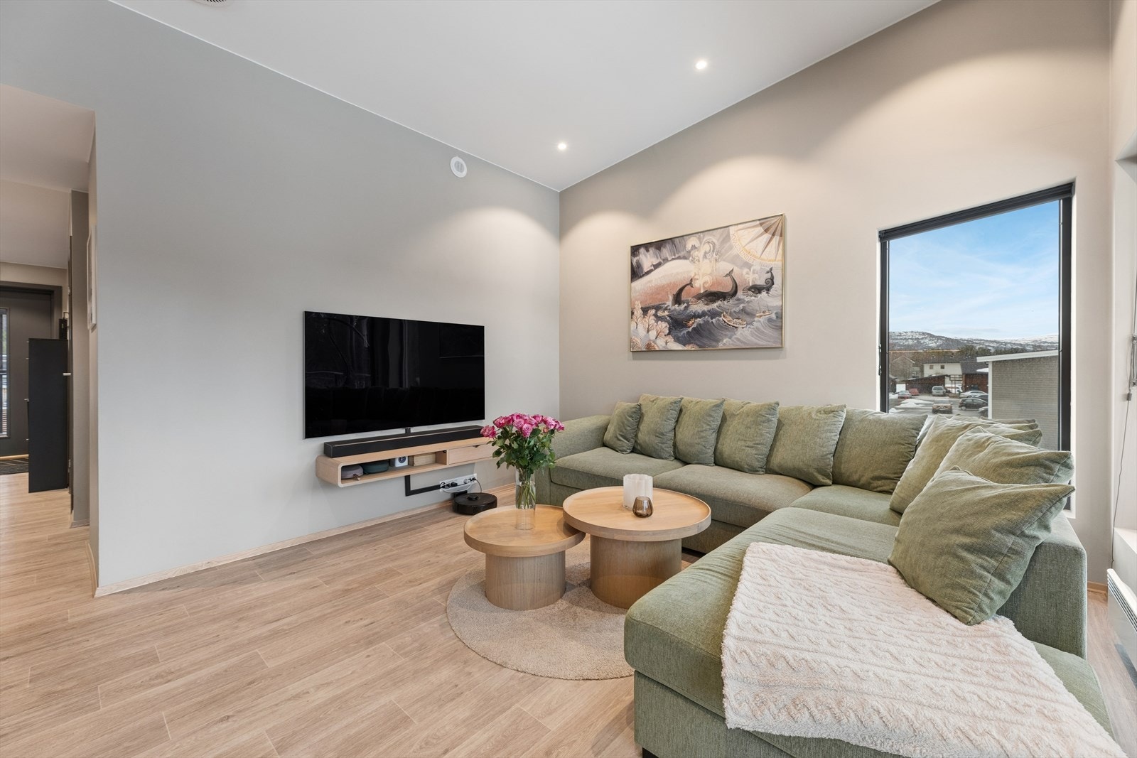 I himlingen er det montert downlights som gir god og stemningsfull belysning. Balansert ventilasjon bidrar til et sunt og behagelig inneklima hele året. Galleribilde