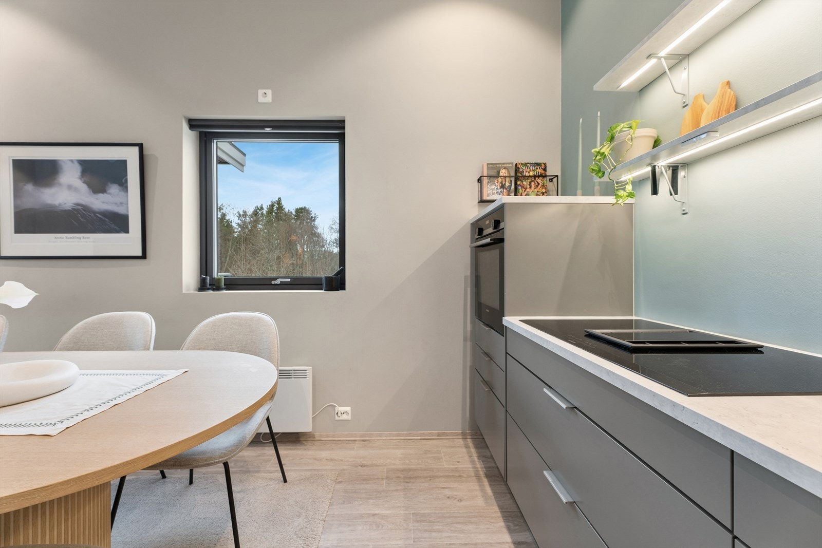 Store vindusflater med 3-lags glass gir rikelig med dagslys og bidrar til god energieffektivitet. Galleribilde