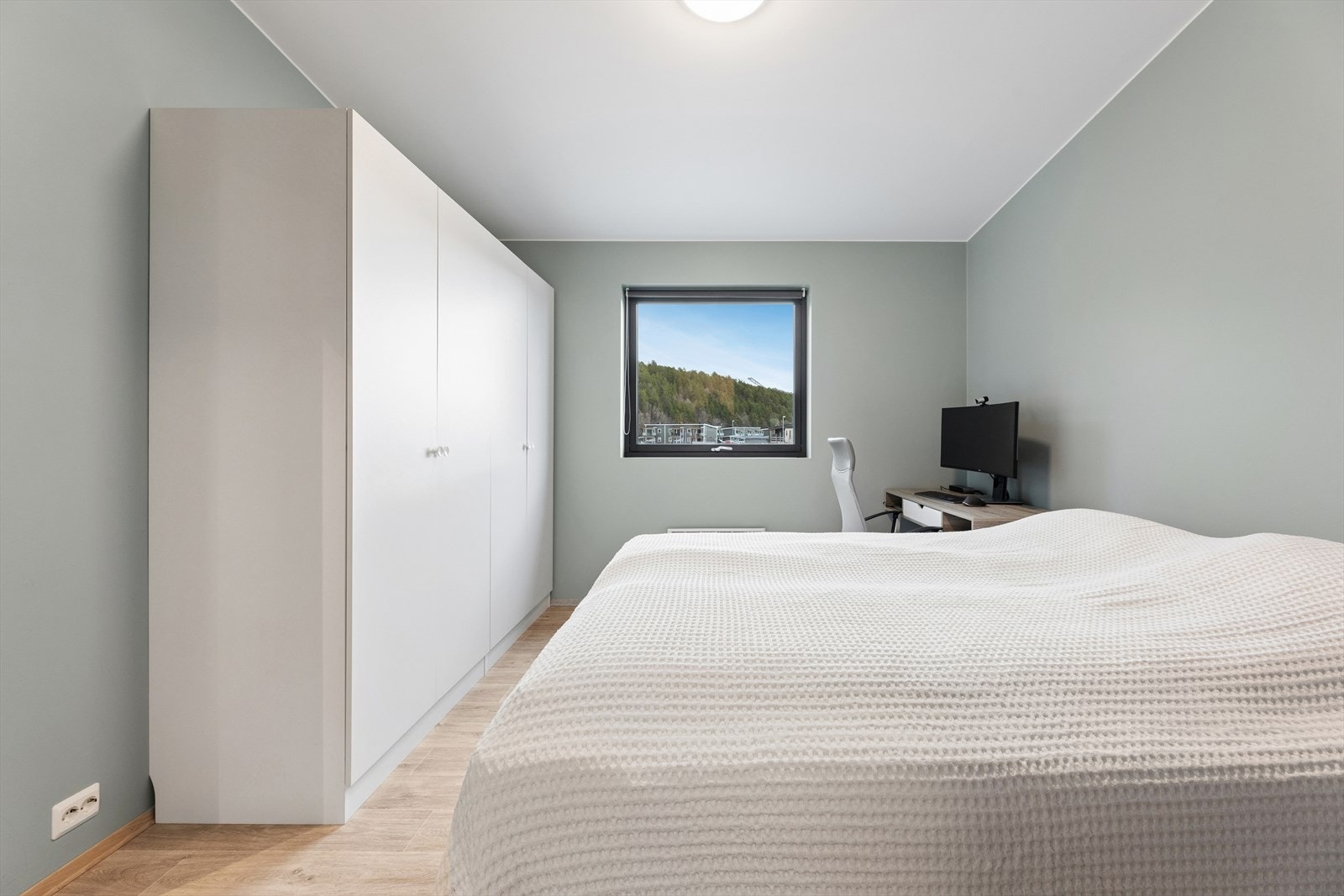 Begge soverommene har plass til garderobeløsninger for effektiv oppbevaring. Galleribilde