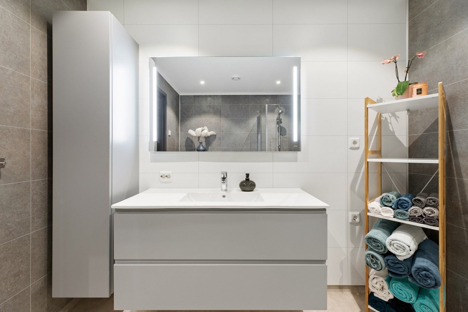 Badet har en moderne innredning med nedfelt servant og god oppbevaringsplass i skuffer og høyskap. Galleribilde
