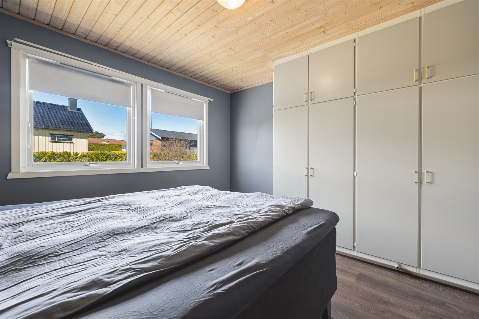 Plassbygd garderobeskap gir godt med oppbevaringsplass på soverommet. Galleribilde