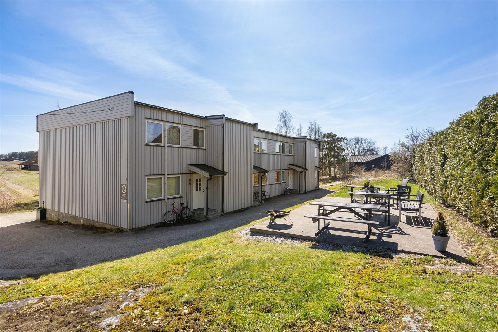 Fellesarealene er opparbeidet med gressplen og en felles uteplass med sittegrupper. Galleribilde