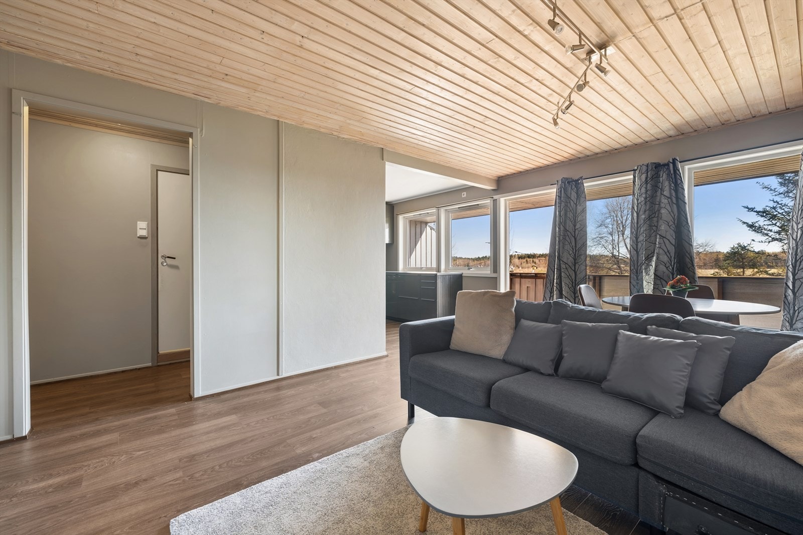 Leiligheten har en takhøyde på ca. 2,40 meter i stuen, og en effektiv planløsning med enkel tilgang mellom rommene. Galleribilde