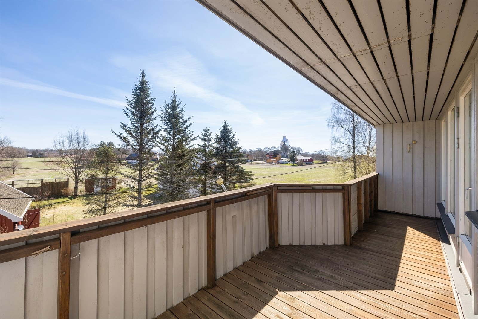 Balkongen har god plass til en sittegruppe og utvider oppholdsrommet på varme dager. Galleribilde