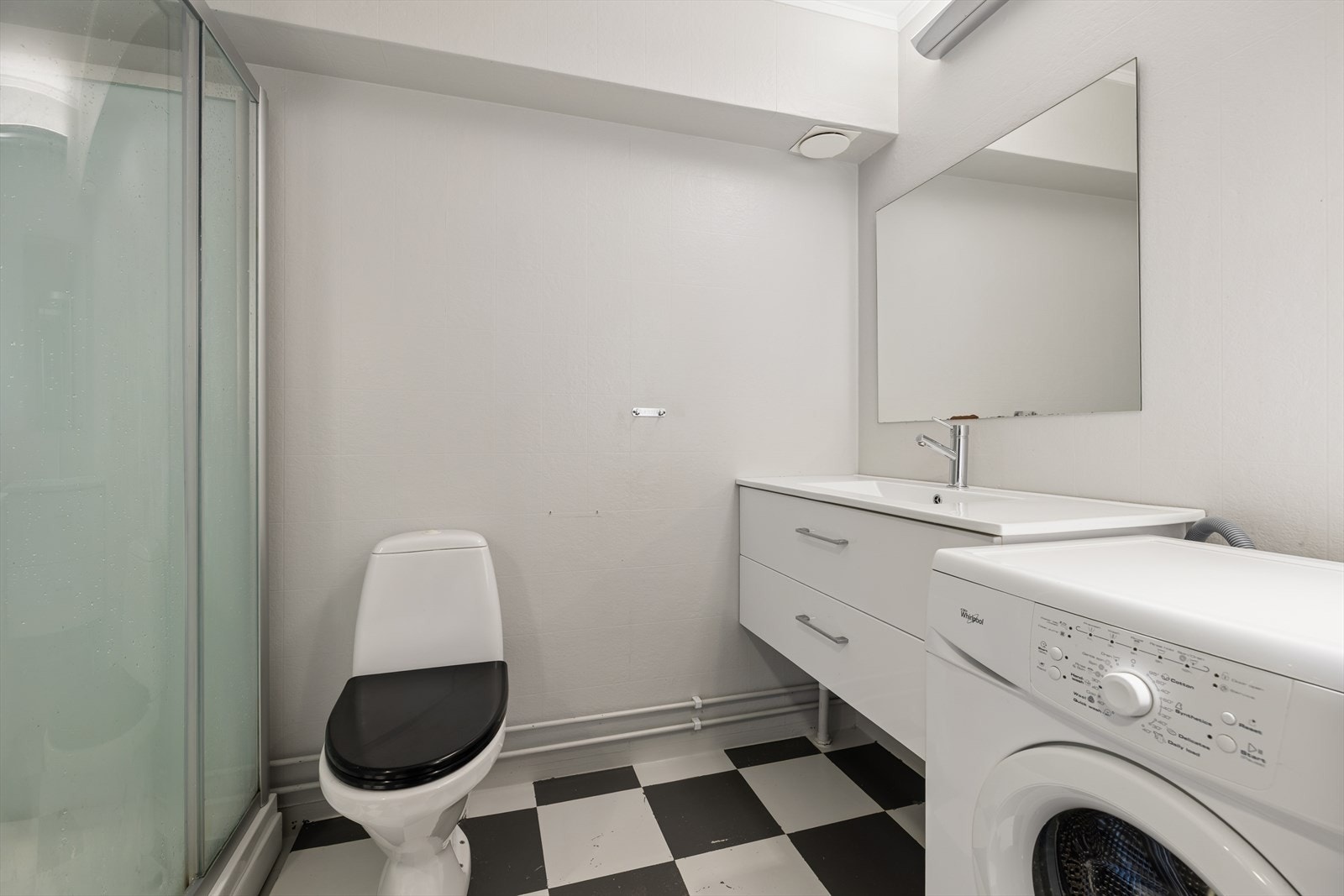 Badet er utstyrt med dusjkabinett, servantinnredning, toalett og har opplegg for vaskemaskin. Galleribilde