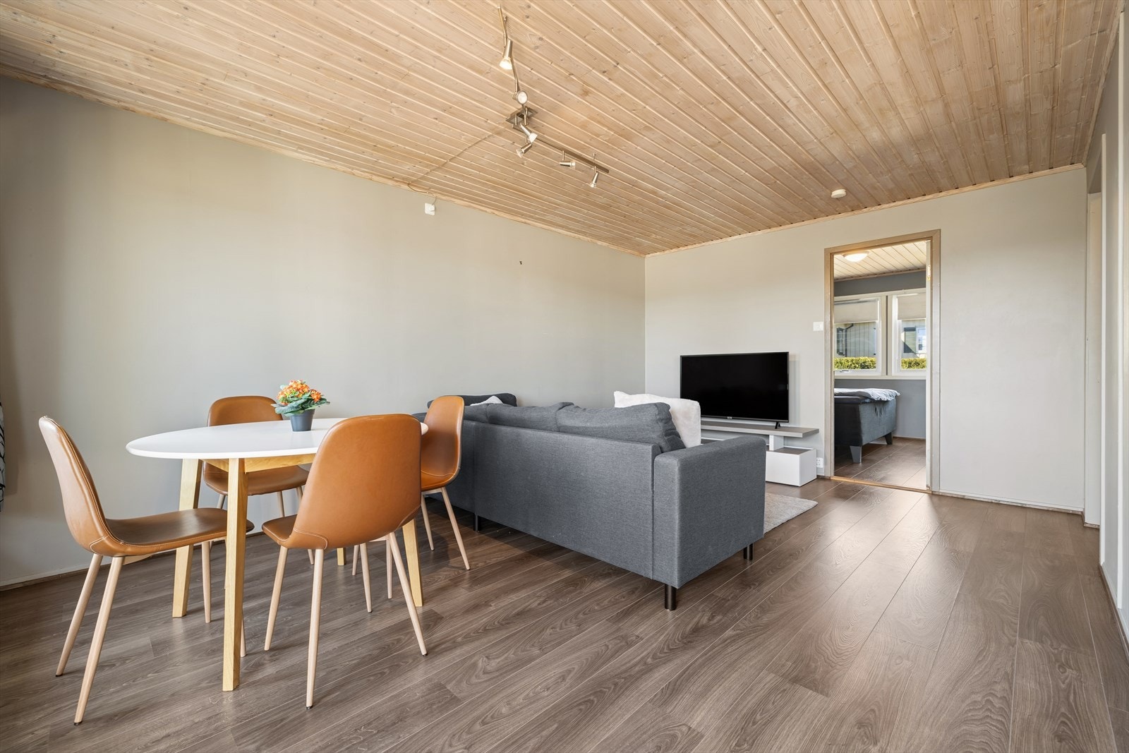 Stuen er romslig og gir plass til både sofagruppe og en egen spiseplass. Galleribilde