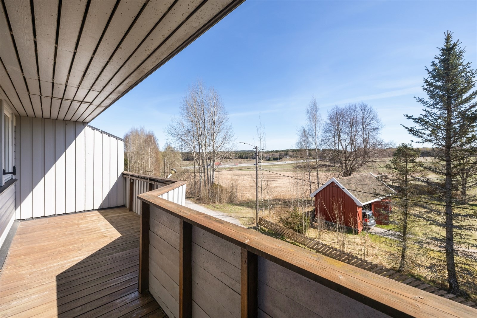 Fra stuen er det direkte utgang til en østvendt balkong på ca. 9 m², som gir et hyggelig utsyn over nærområdet. Galleribilde