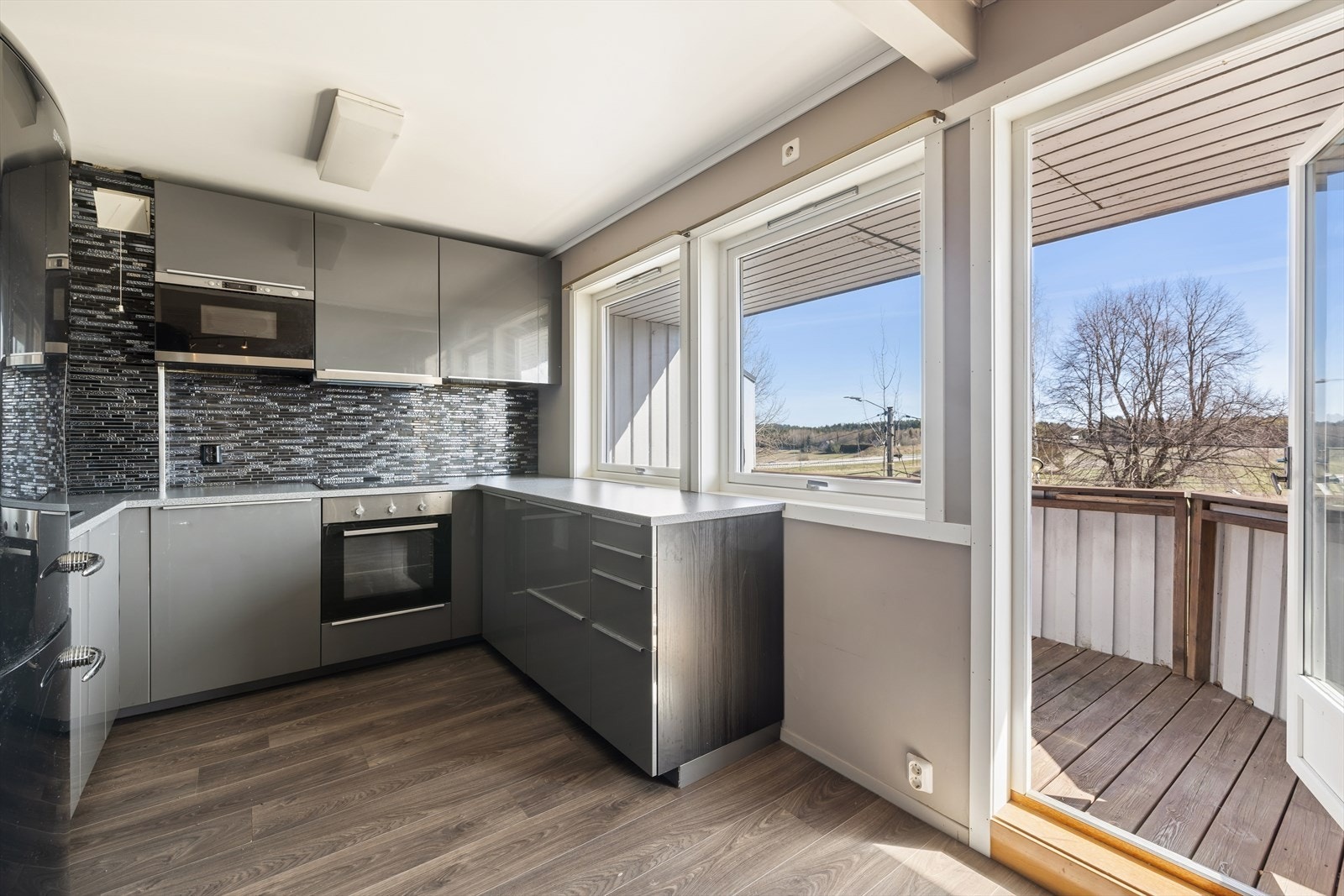 Kjøkkenet har godt med naturlig lys fra vinduer med 2-lags isolerglass fra 1998 og 2007. Galleribilde
