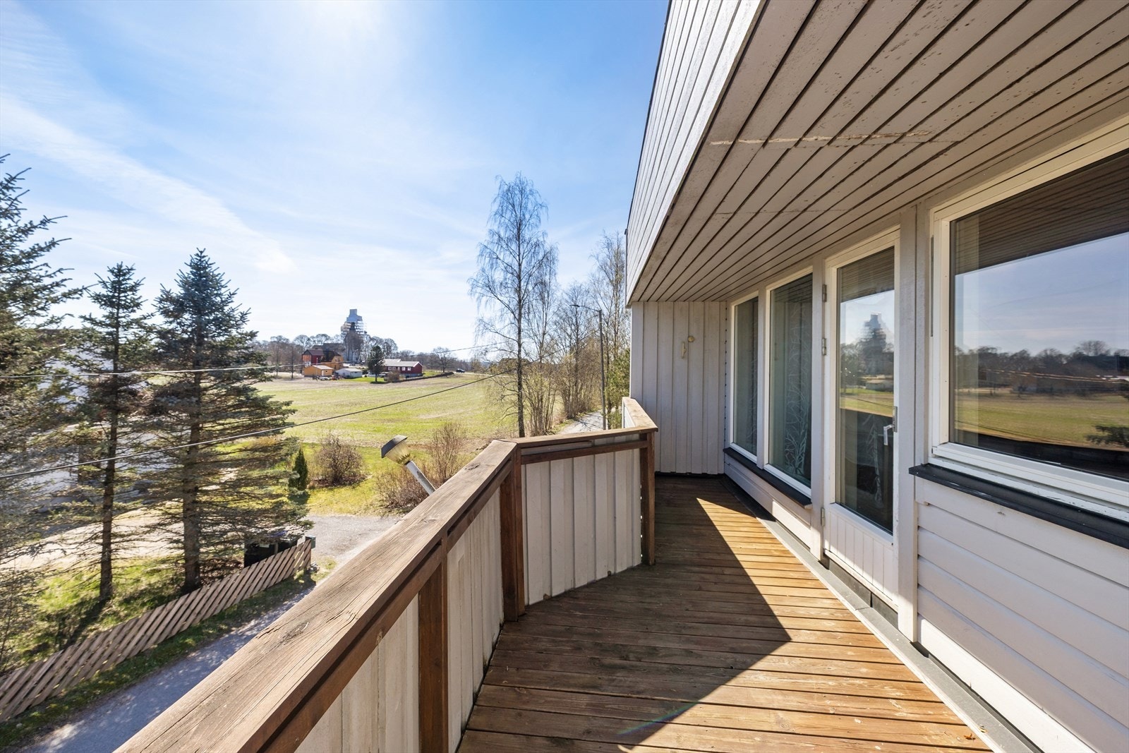 Balkongdøren har trerammer med 2-lags isolerglass, og gulvet på balkongen er av impregnert trevirke. Galleribilde