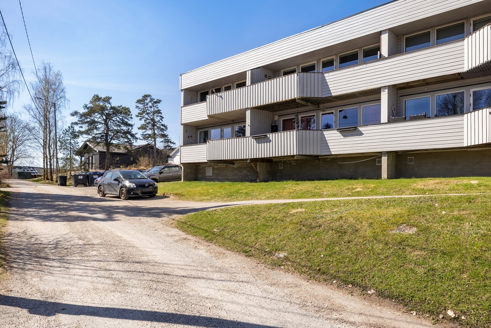 Leiligheten ligger i andre etasje i en lavblokk oppført i 1972. Galleribilde