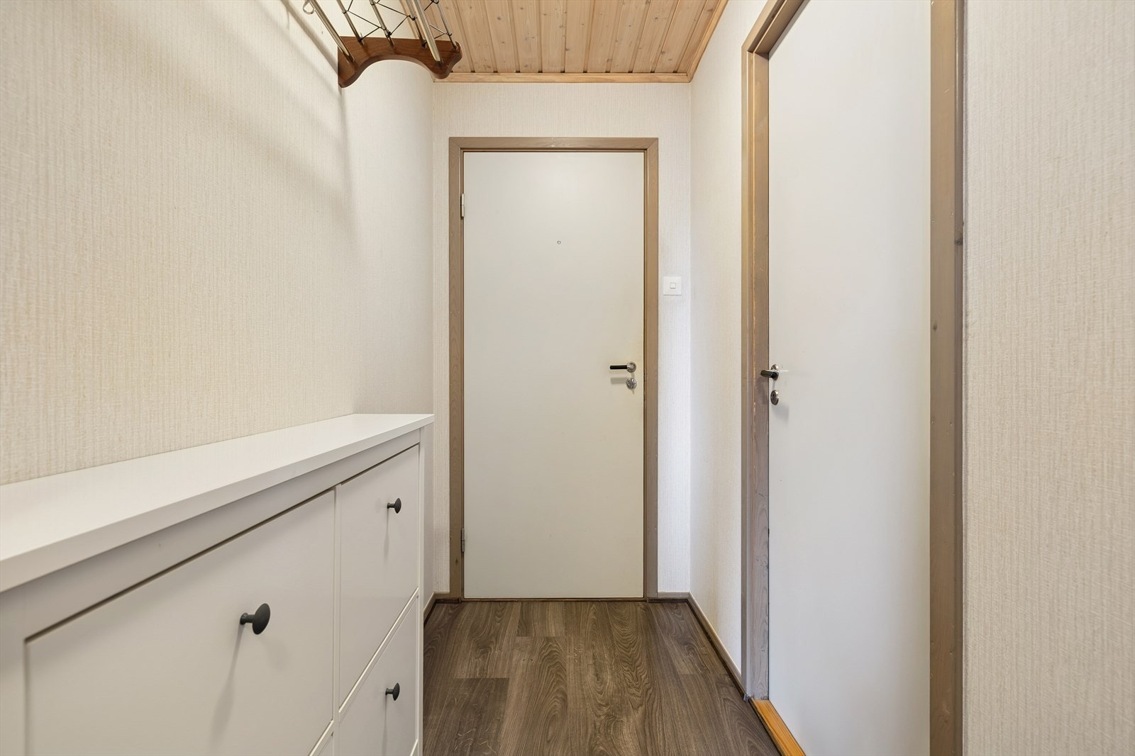 Via felles trapperom ønskes du velkommen inn i entréen med plass til skoskap og yttertøy. Galleribilde