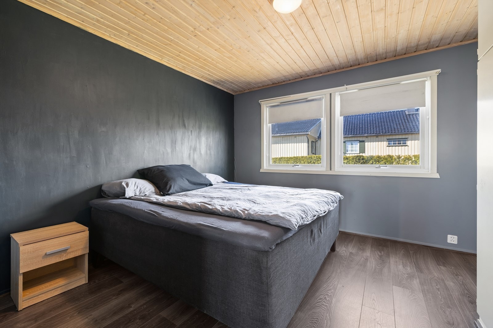Soverommet har en god størrelse, hvor du har plass til stor seng og andre ønskede småmøbler. Galleribilde