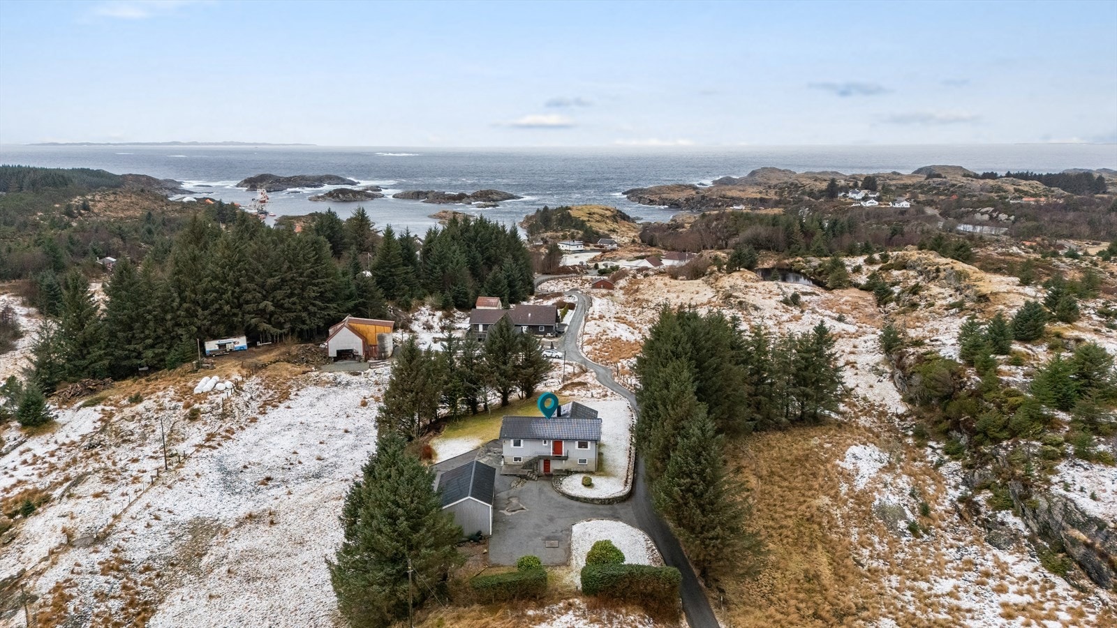 Eiendommen har en landelig og behagelig beliggenhet på Hagland med utsikt over havet og grønt. Galleribilde
