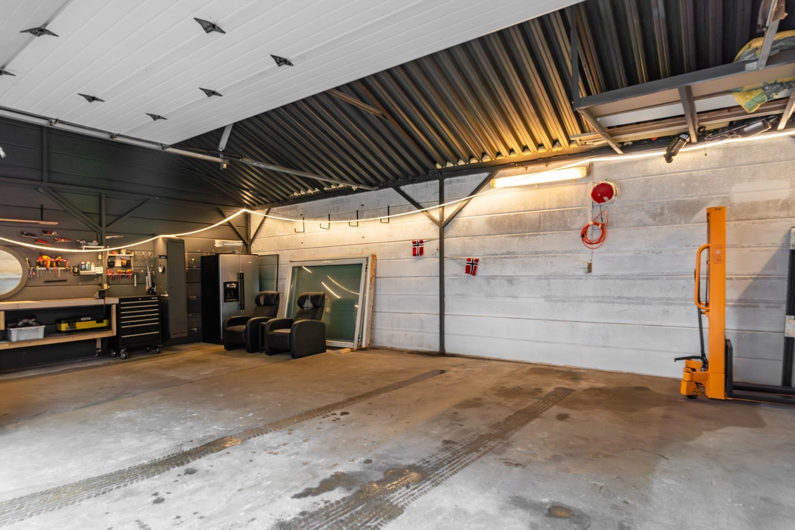 Stort redskapsbygg på 56 kvm med gode lagringsmuligheter. Galleribilde