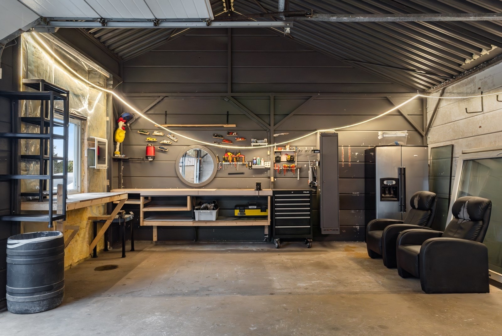Her har en praktisk arbeidskrok m/arbeidsbenk og god plass til verktøy og det en skulle trenge. Galleribilde